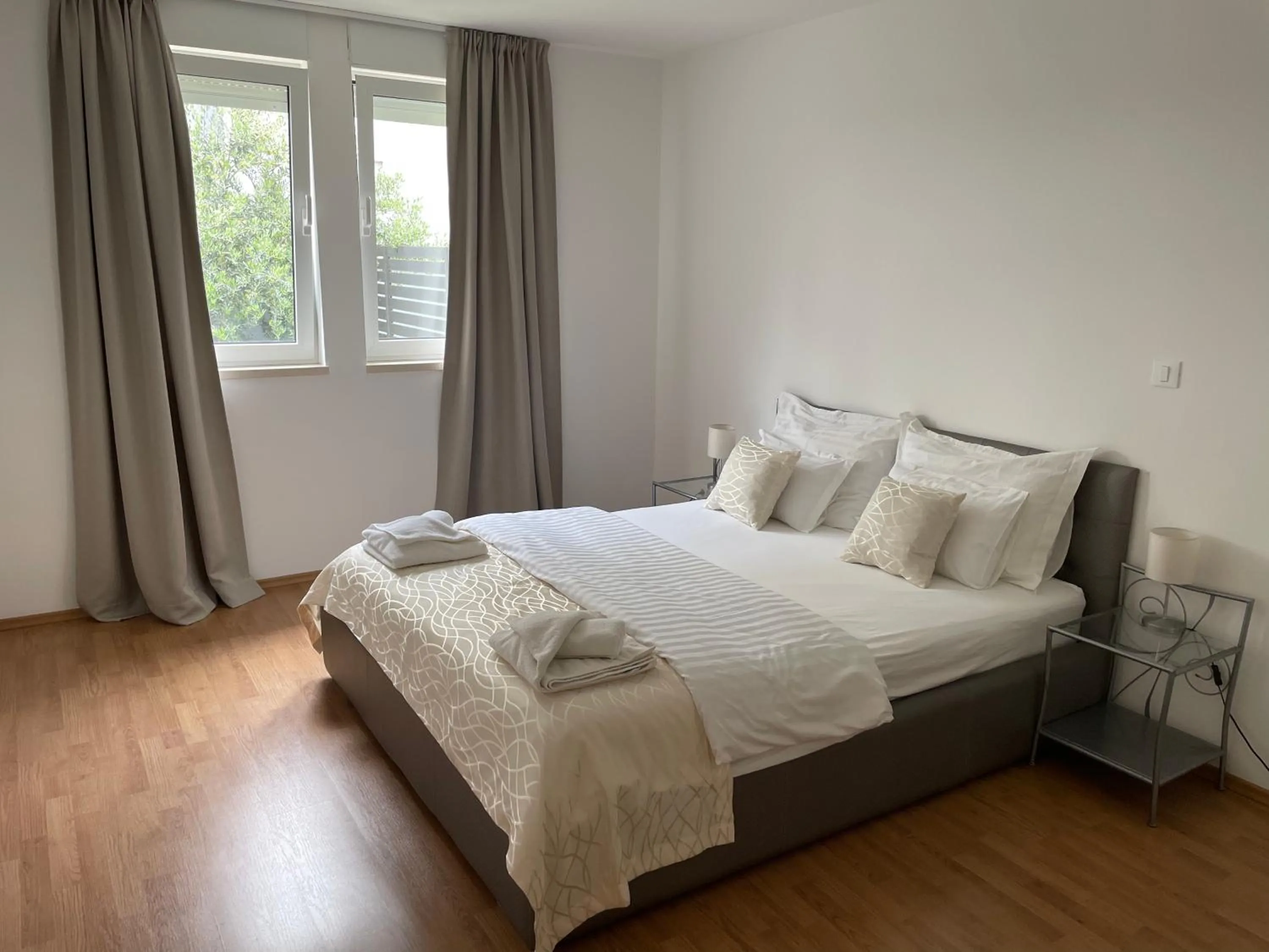 Bed in Adriatic Queen Rooms & Apartments