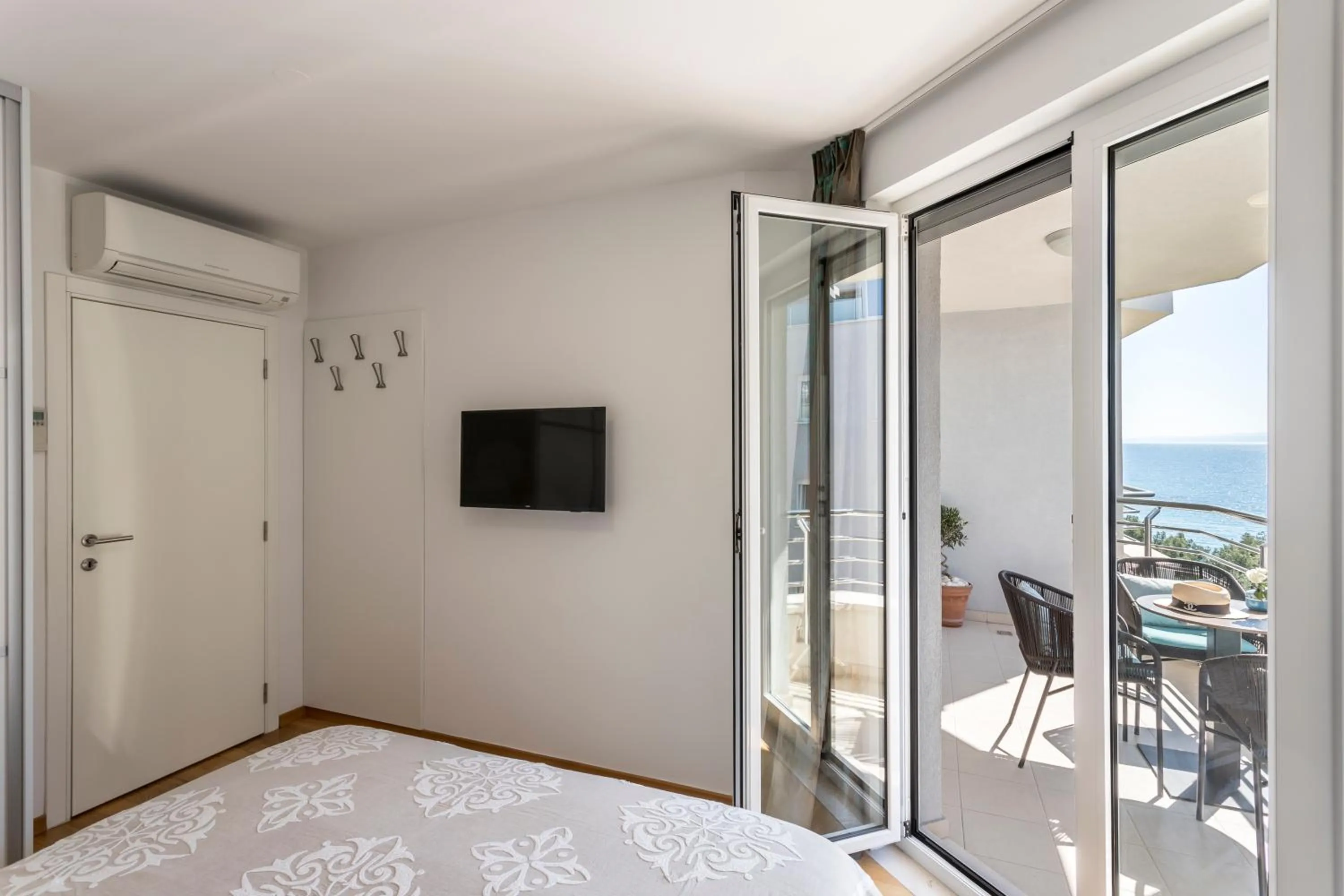 Bed in Adriatic Queen Rooms & Apartments