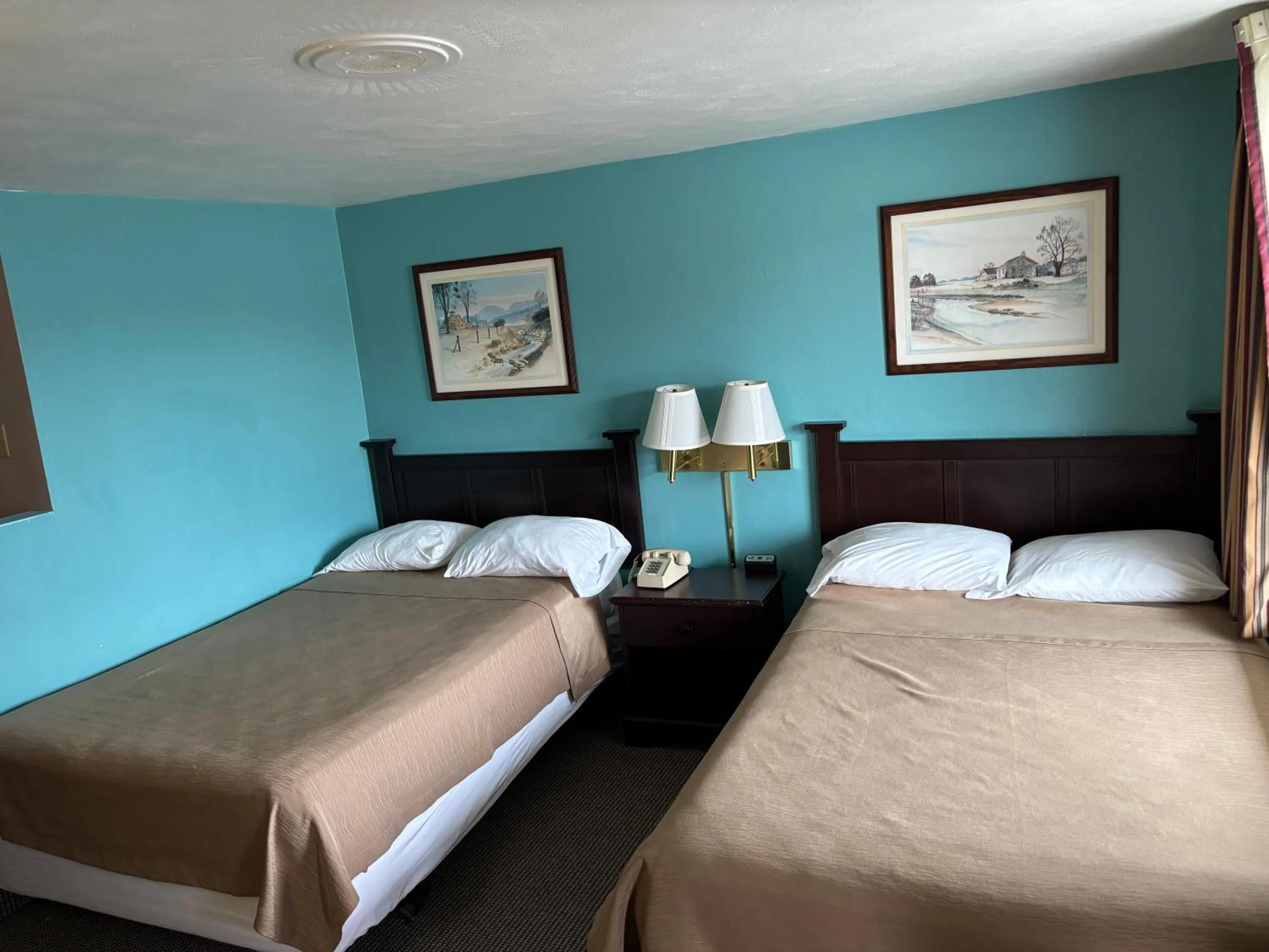 Bed in Budget Host Inn Somerset