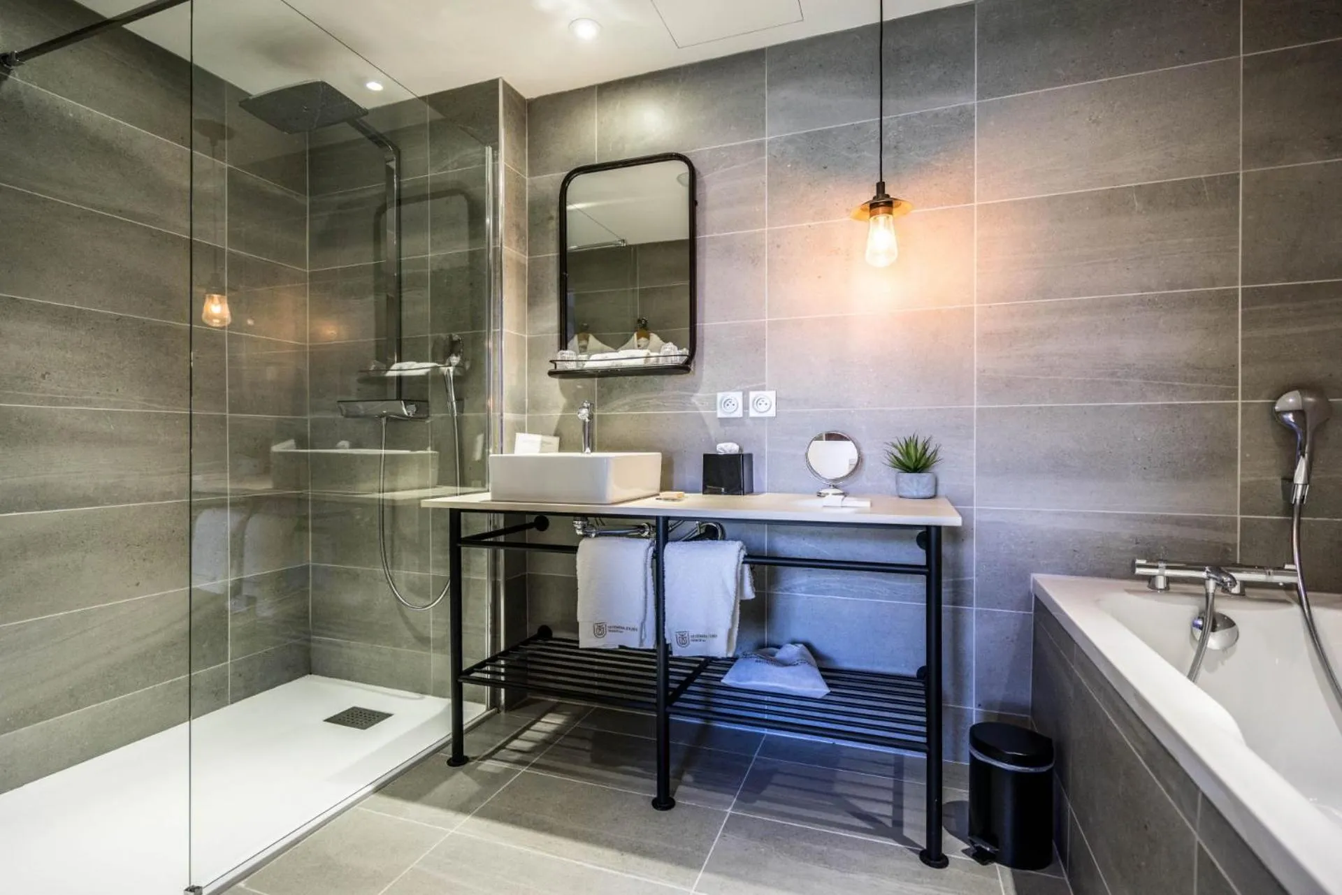 Bathroom in Le Général d'Elbée Hotel & Spa - Teritoria