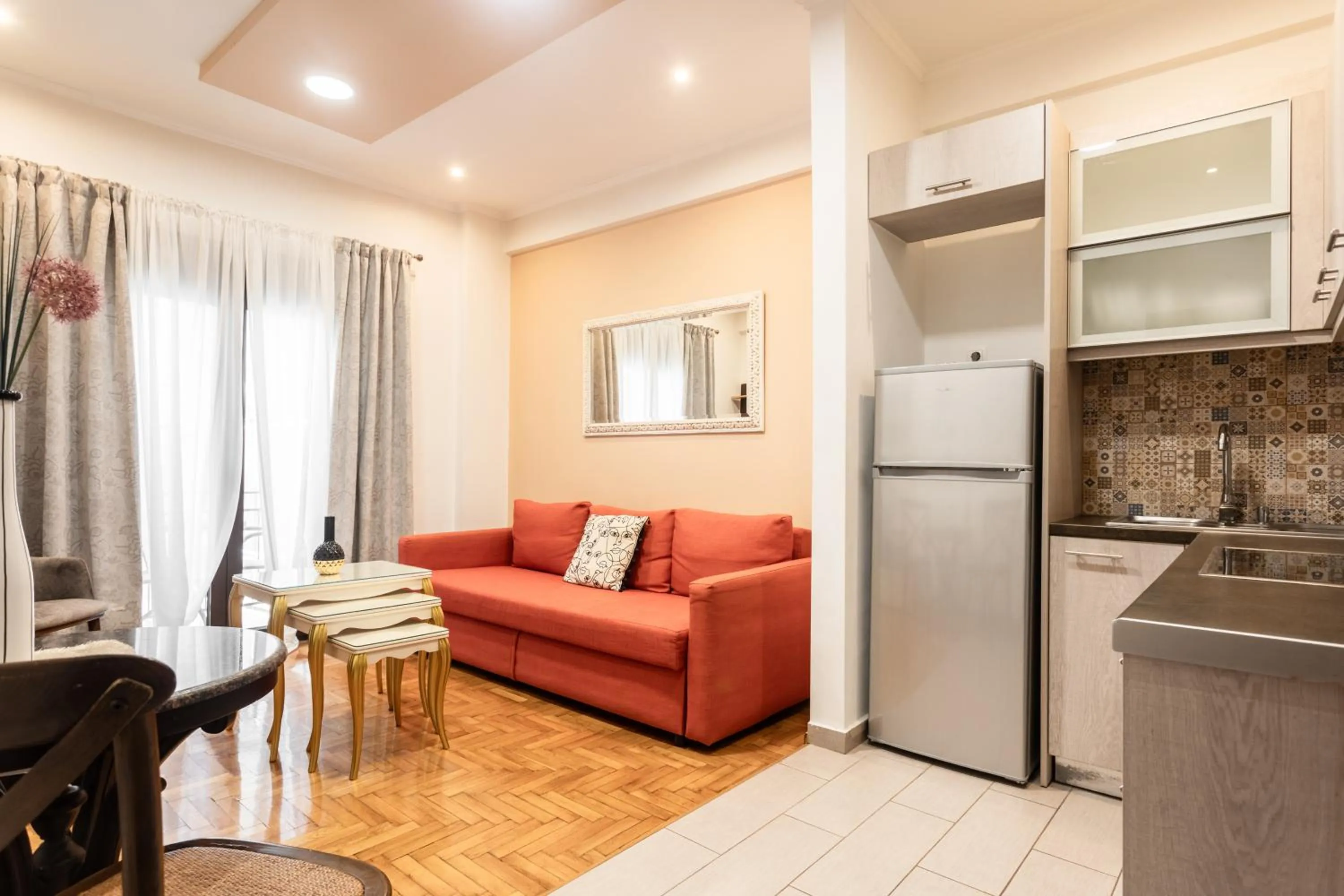 Seating area in Nicholas Point Apartments and Rooms