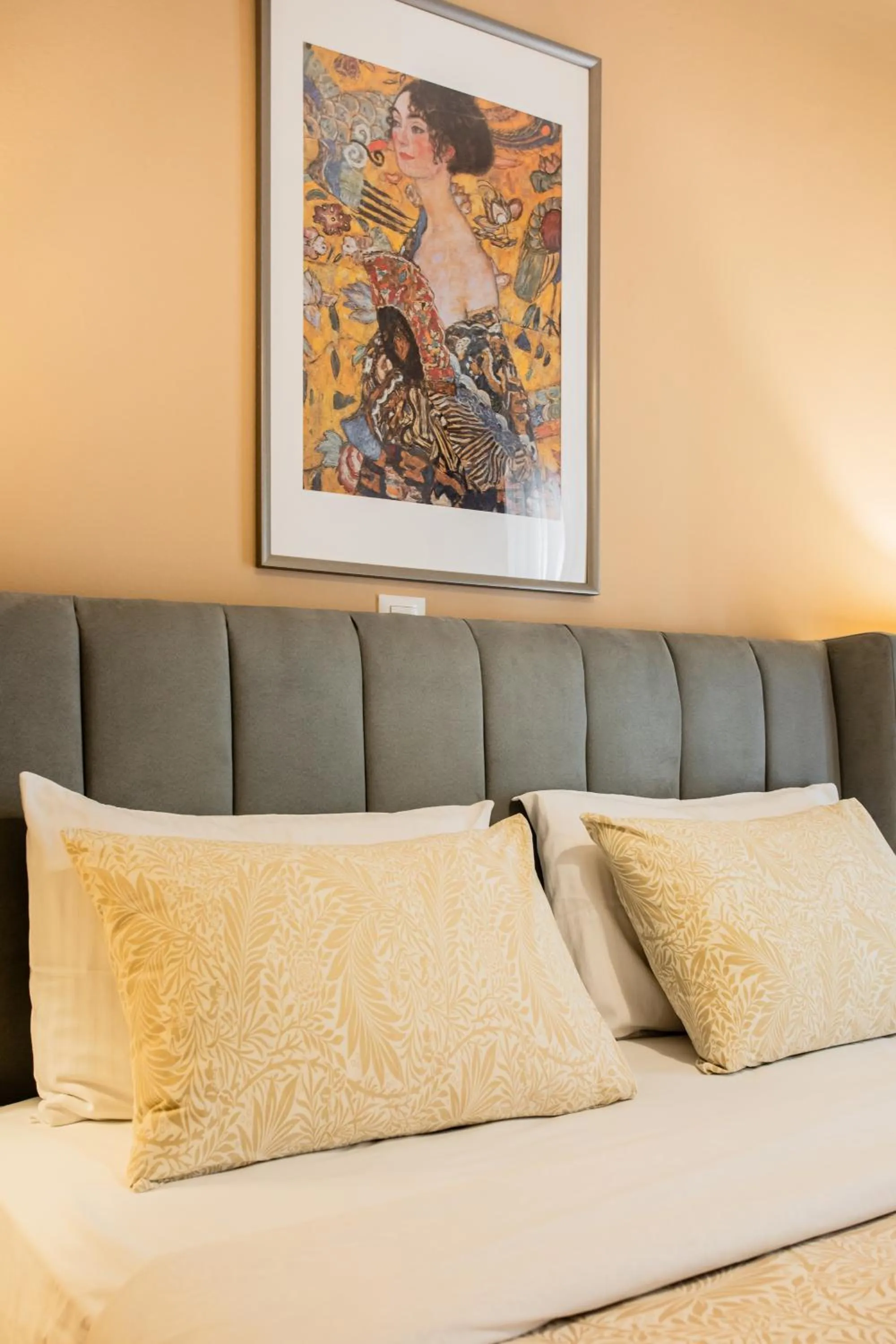 Bed in Nicholas Point Apartments and Rooms