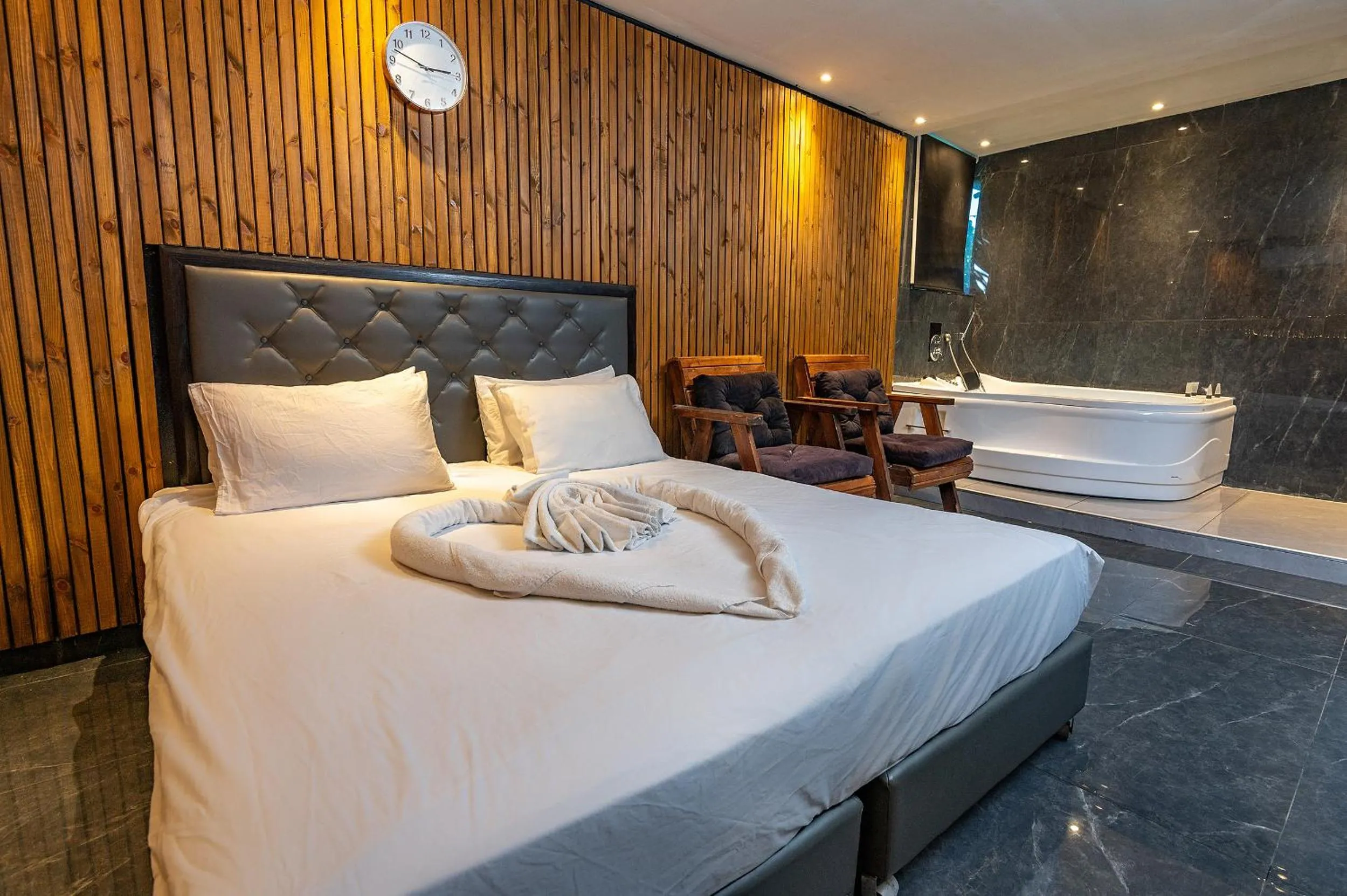 Bed in Lago Suites Hotel