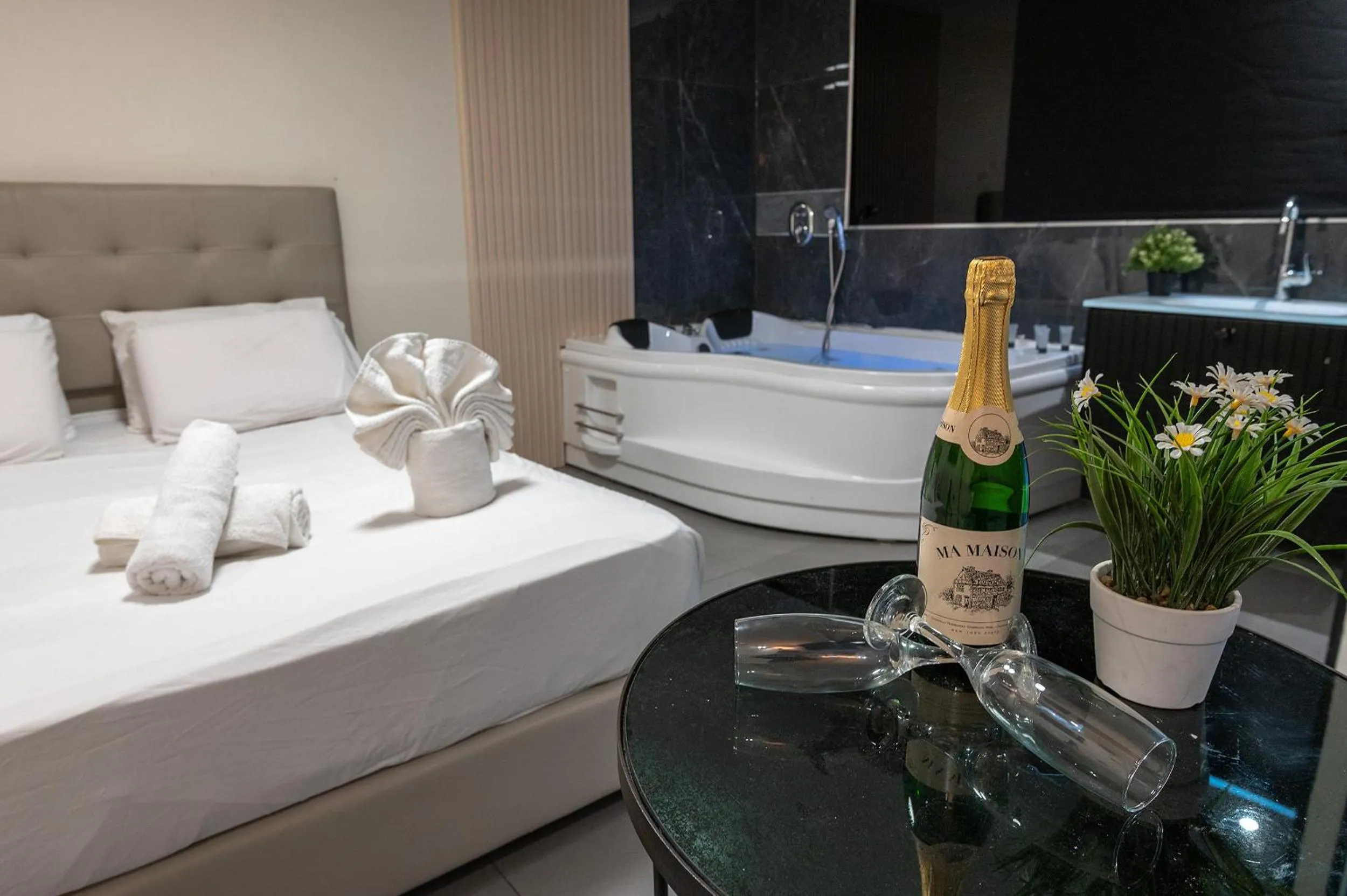 Bed in Lago Suites Hotel