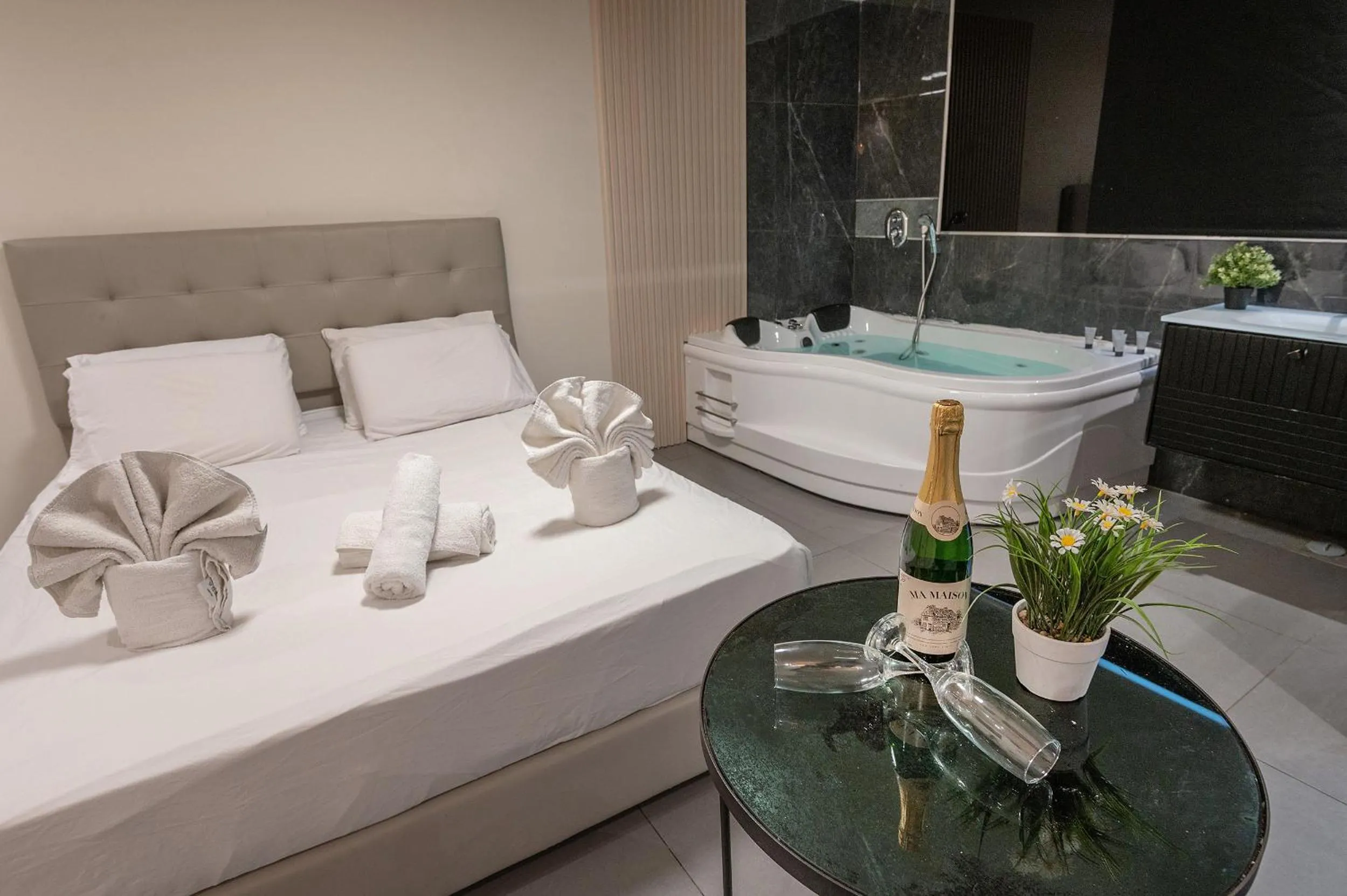 Bed in Lago Suites Hotel