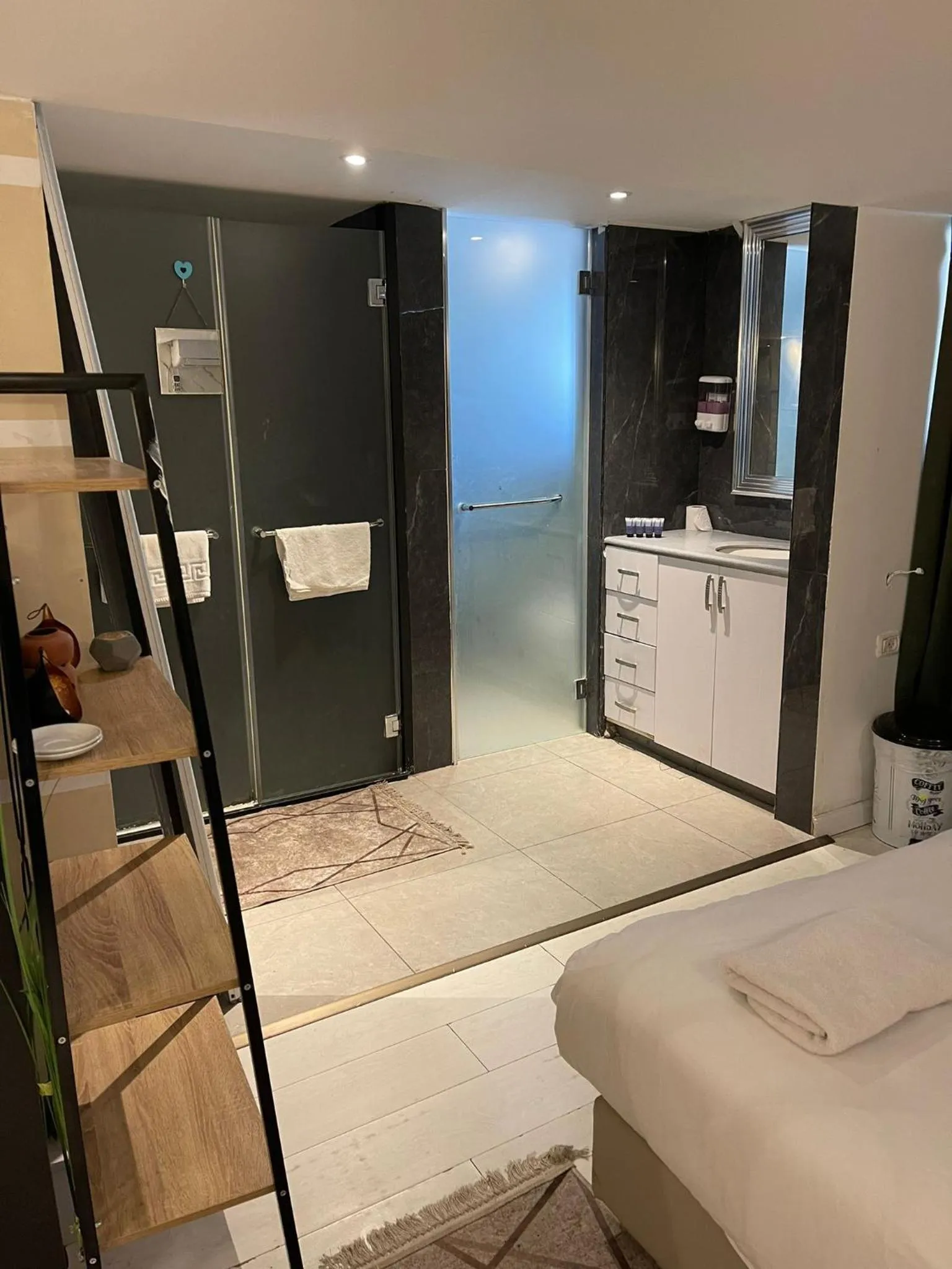 Bed in Lago Suites Hotel