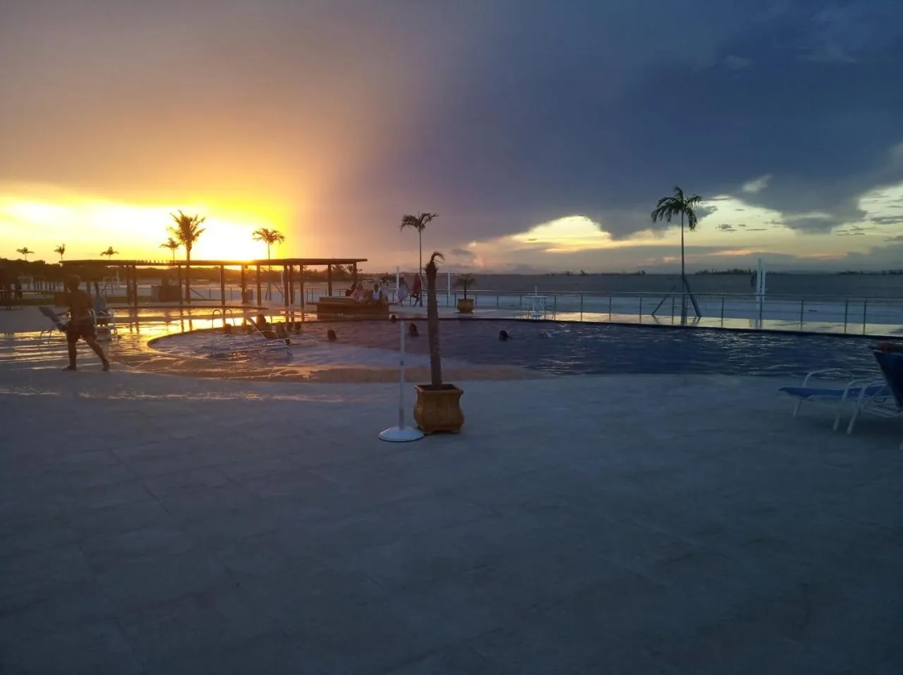 Restaurant/places to eat in apart-hotel Golden Lake