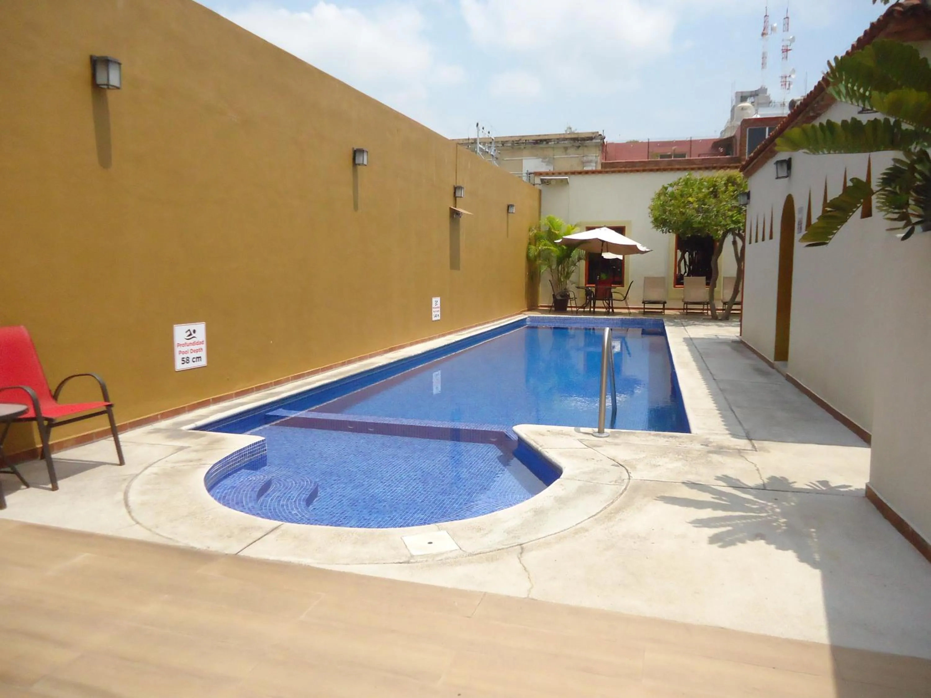 Swimming pool in Hotel Concierge Plaza Colima