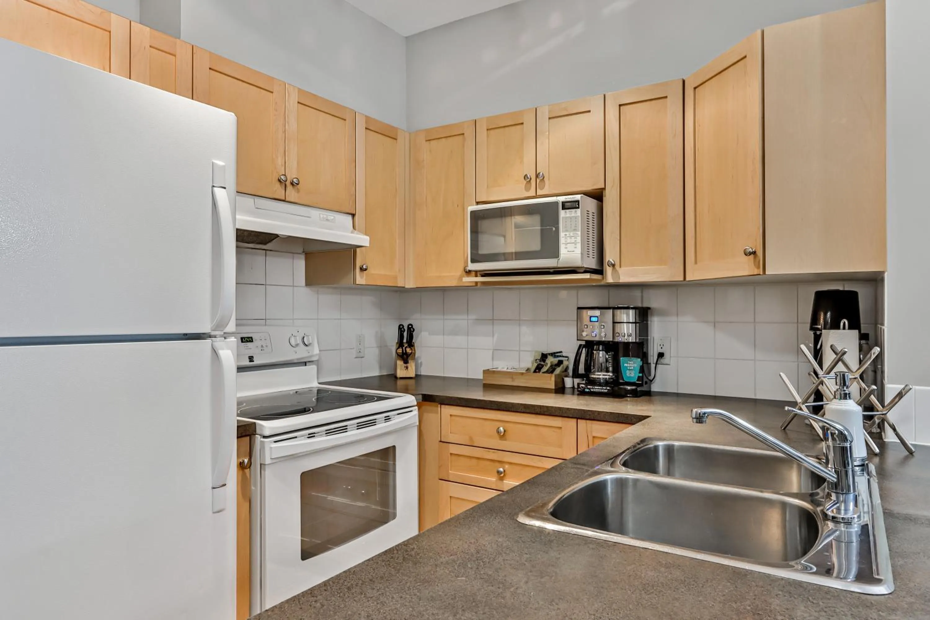 Coffee/tea facilities in Suites with Pool & Hot tubs managed by Little Sister Getaways