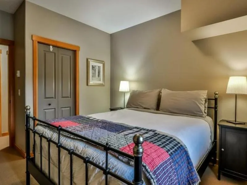 Bedroom, Bed in Suites with Pool & Hot tubs managed by Little Sister Getaways
