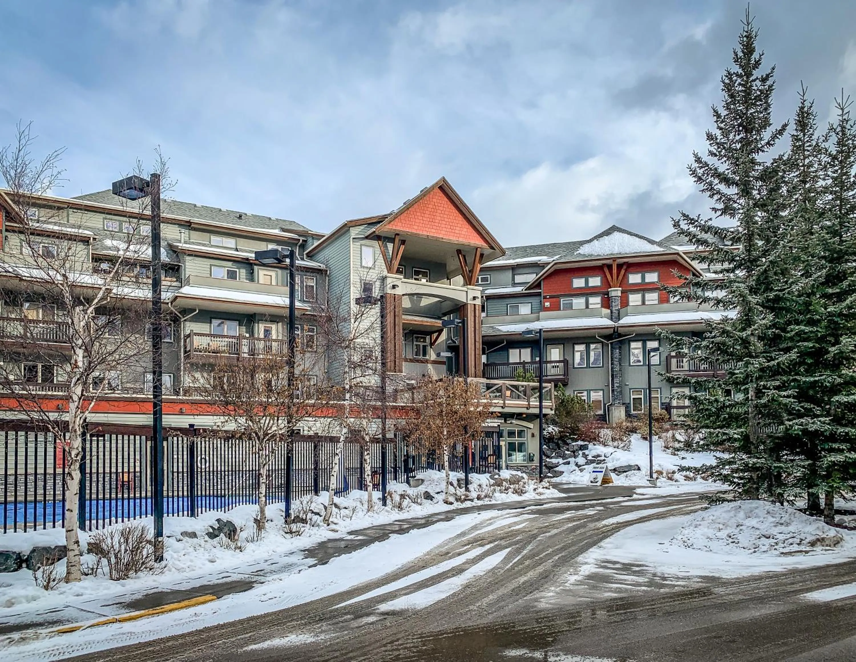 Facade/entrance in Suites with Pool & Hot tubs managed by Little Sister Getaways