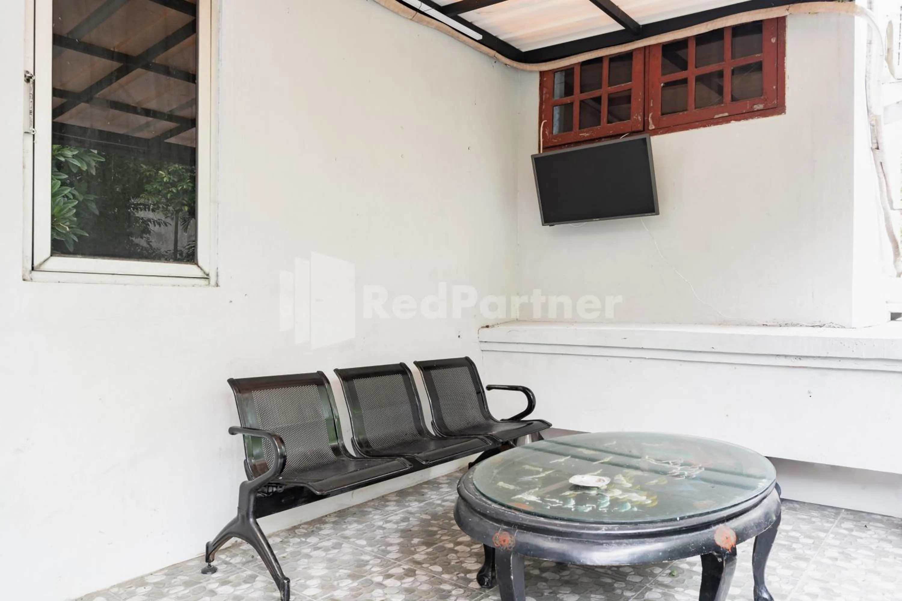 Seating area in Danysa Guest House Jakarta RedPartner