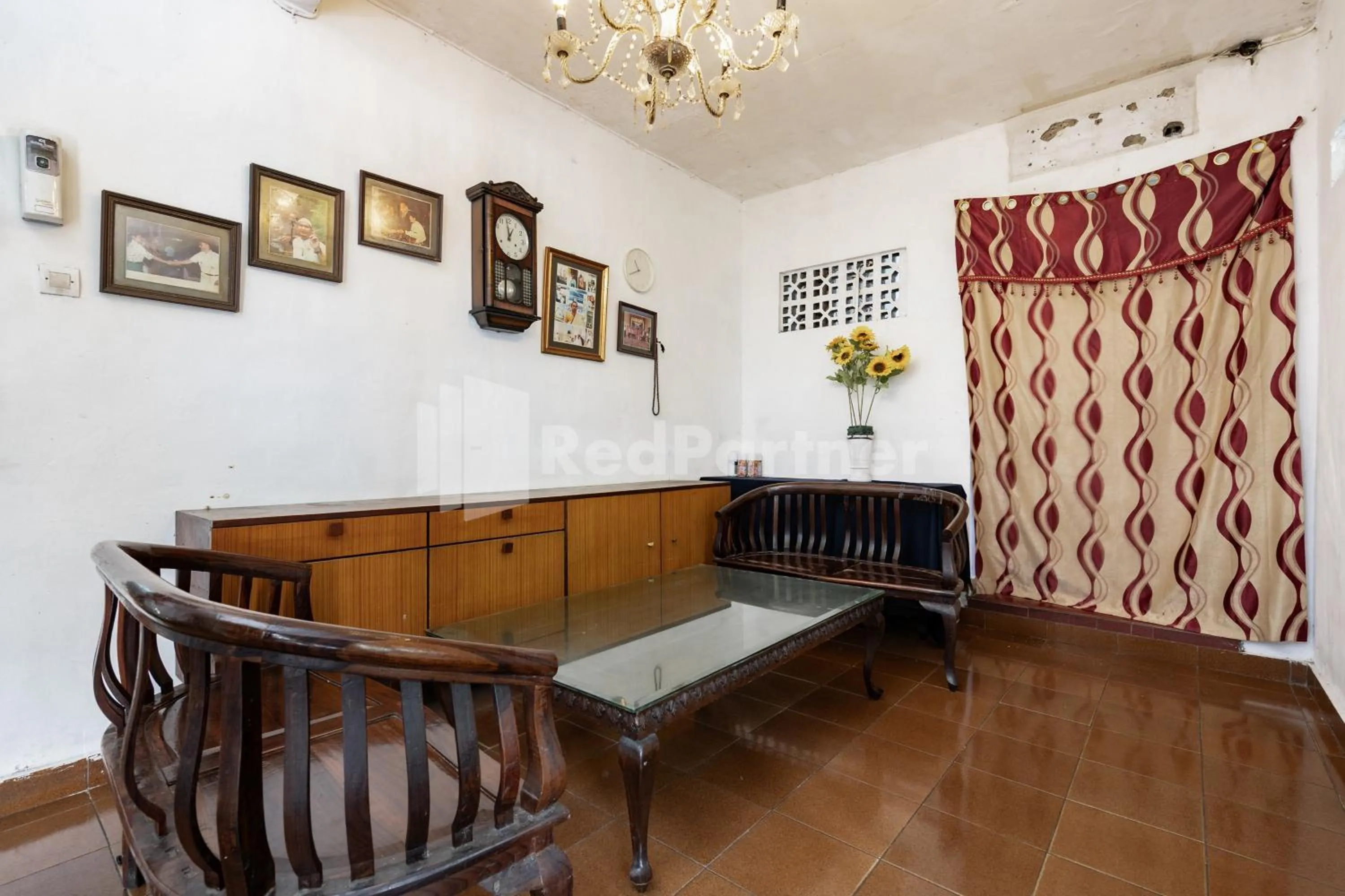 Seating area in Danysa Guest House Jakarta RedPartner