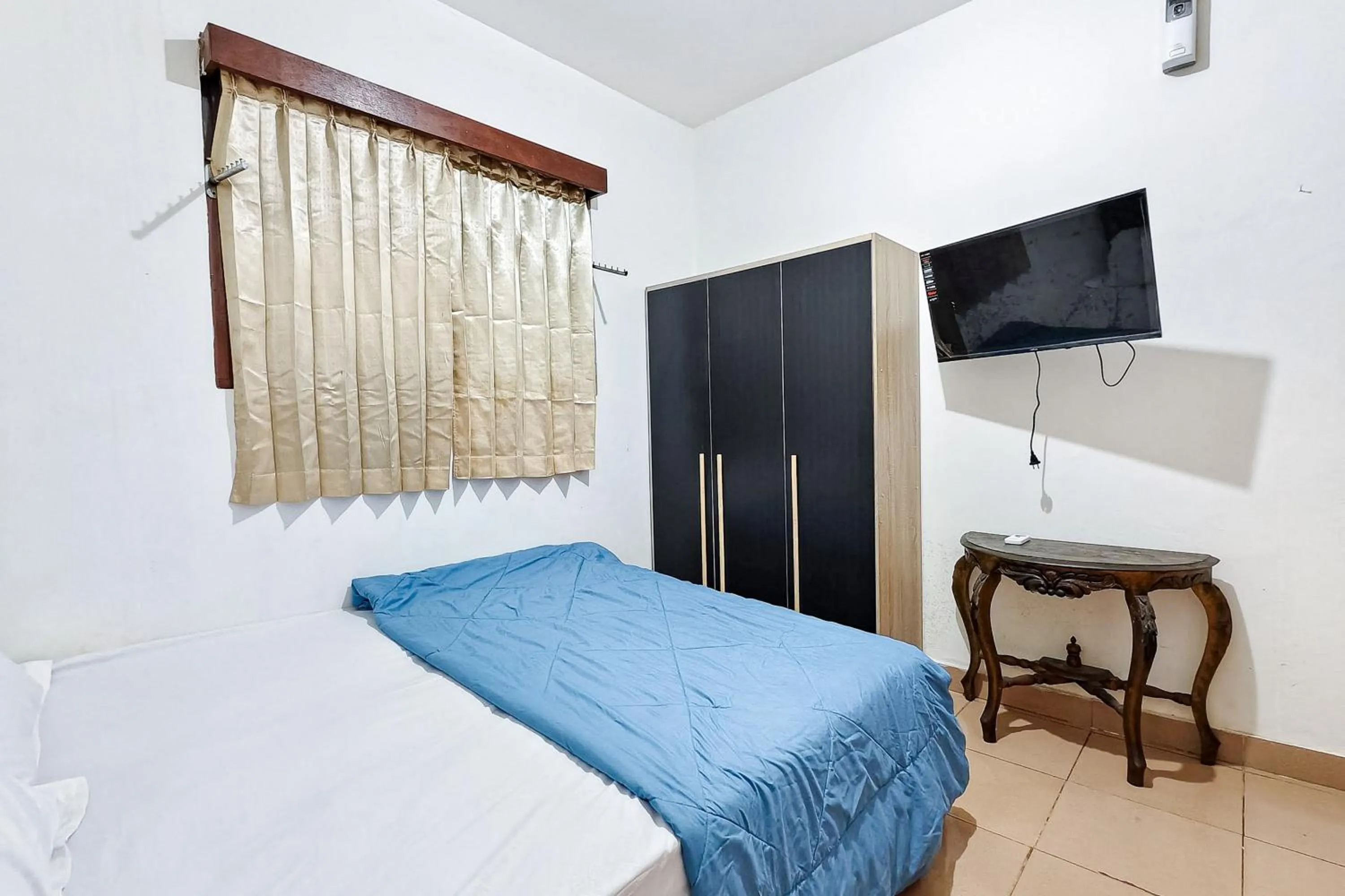 Bedroom, Bed in Danysa Guest House Jakarta RedPartner