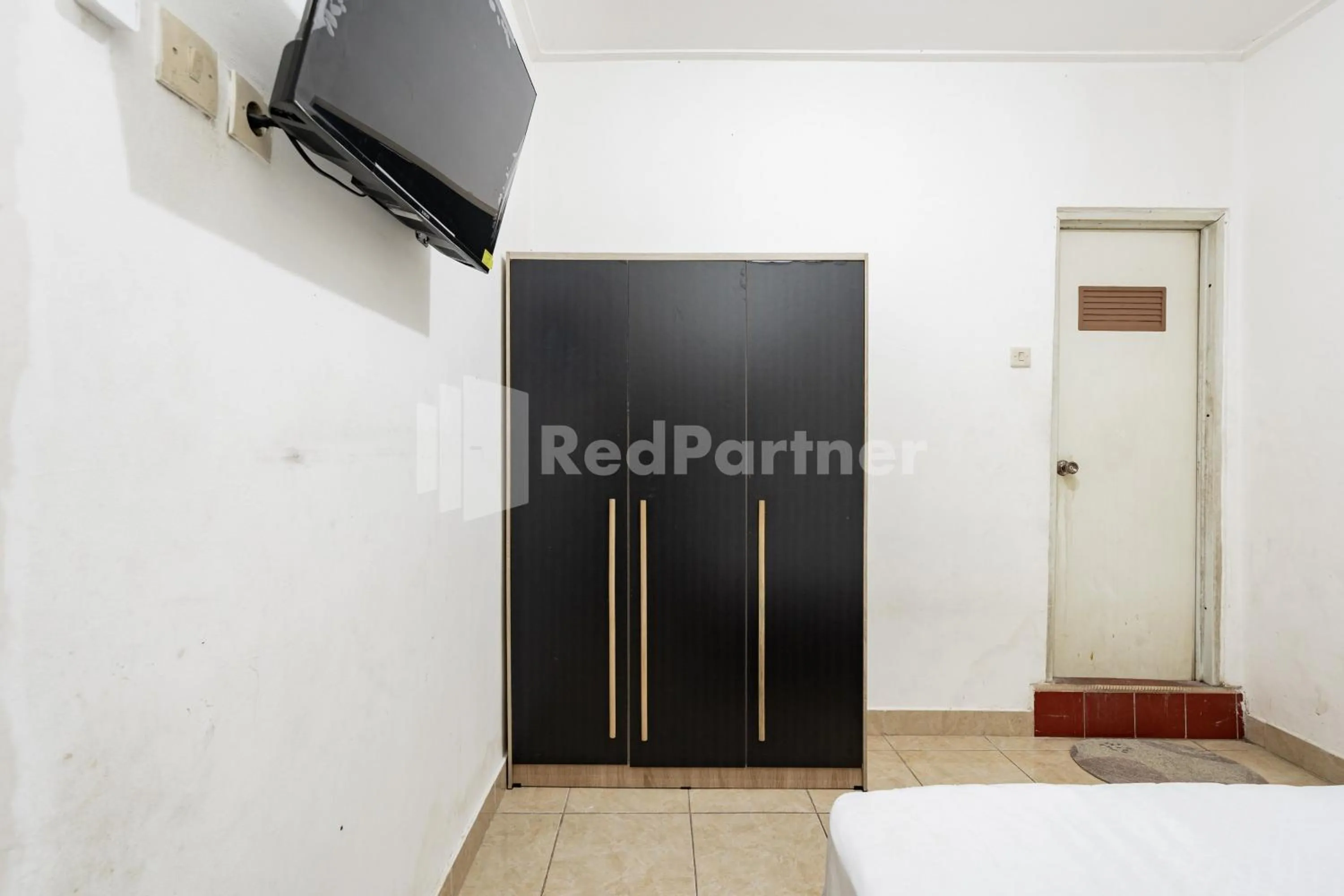 TV and multimedia, Bed in Danysa Guest House Jakarta RedPartner