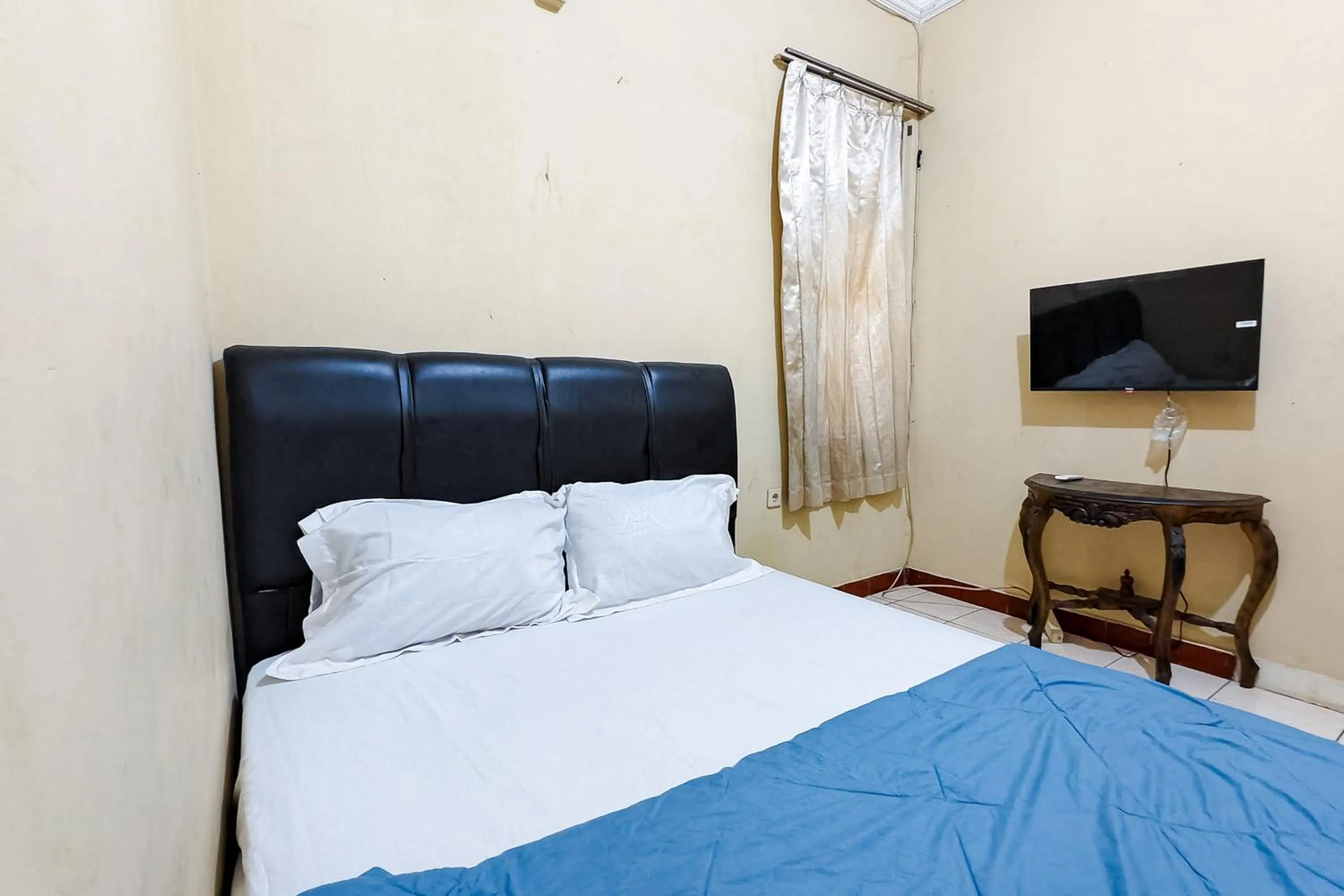 Bedroom, Bed in Danysa Guest House Jakarta RedPartner