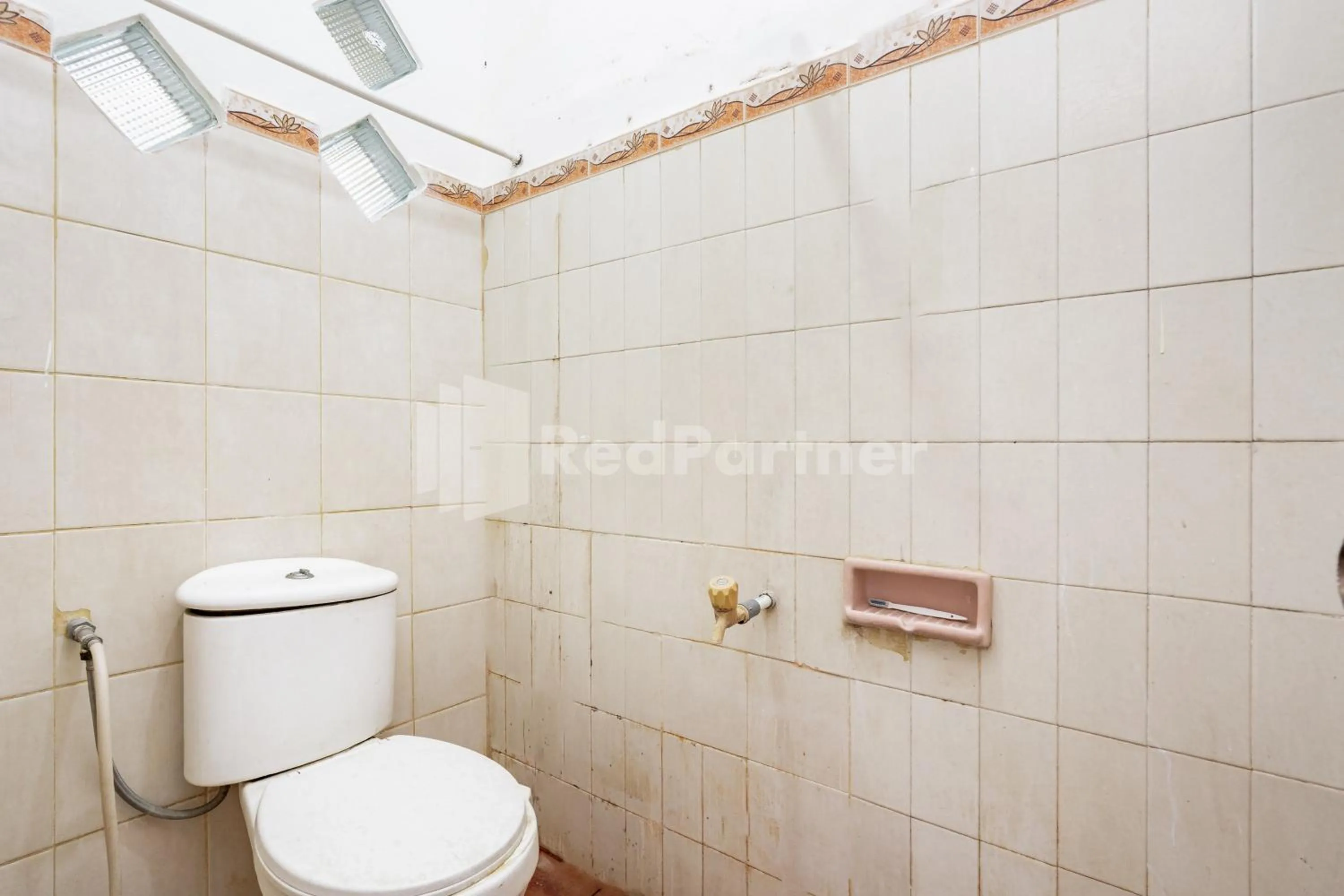 Bathroom in Danysa Guest House Jakarta RedPartner