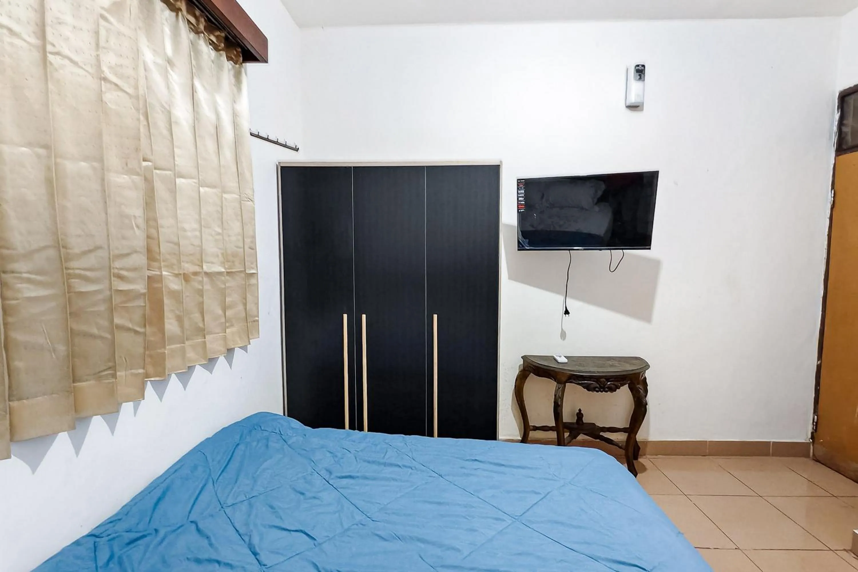 Bedroom, Bed in Danysa Guest House Jakarta RedPartner