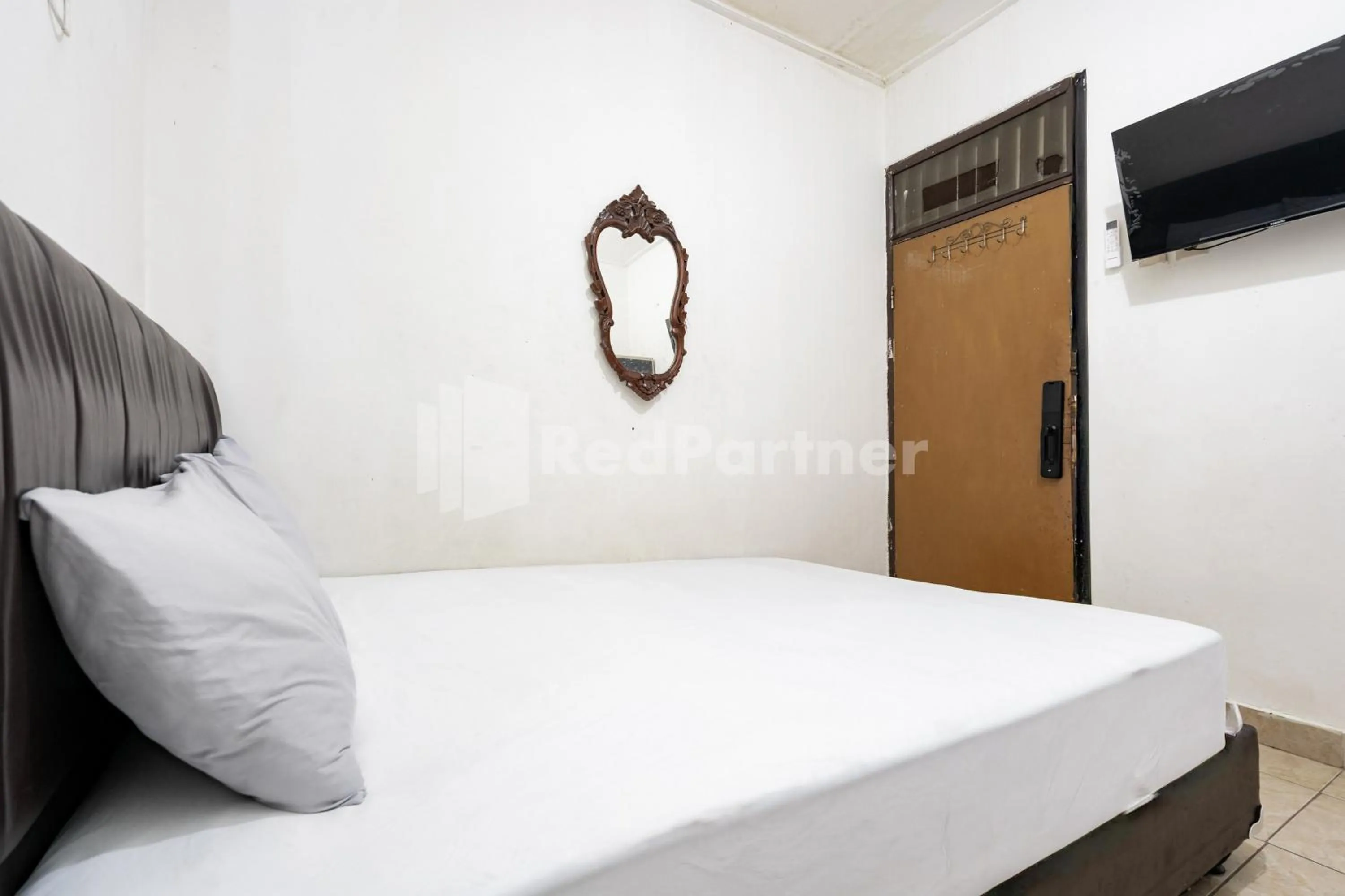 Bedroom, Bed in Danysa Guest House Jakarta RedPartner