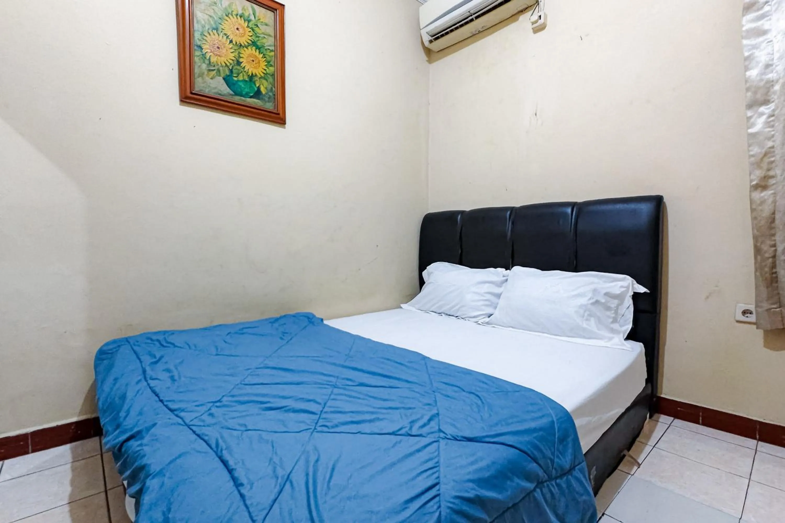 Bedroom, Bed in Danysa Guest House Jakarta RedPartner