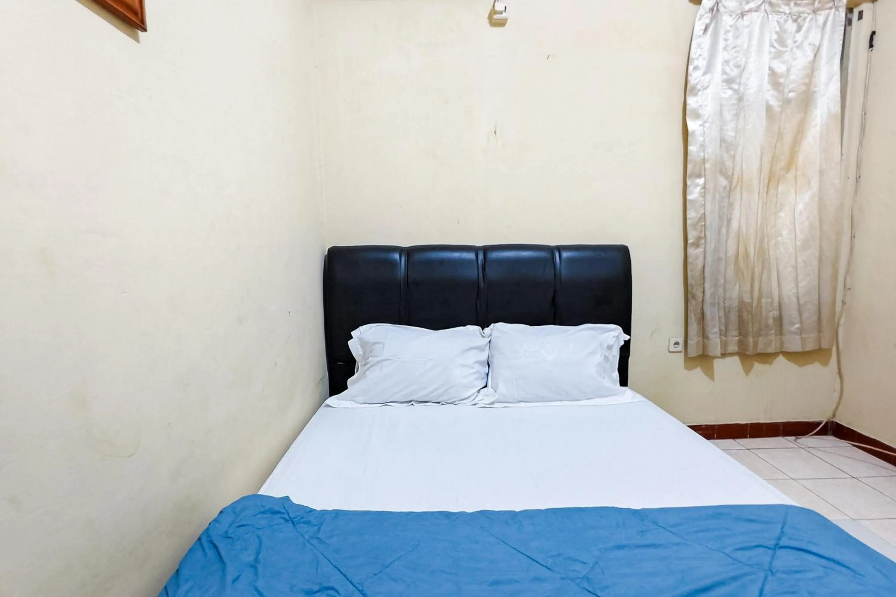 Bedroom, Bed in Danysa Guest House Jakarta RedPartner