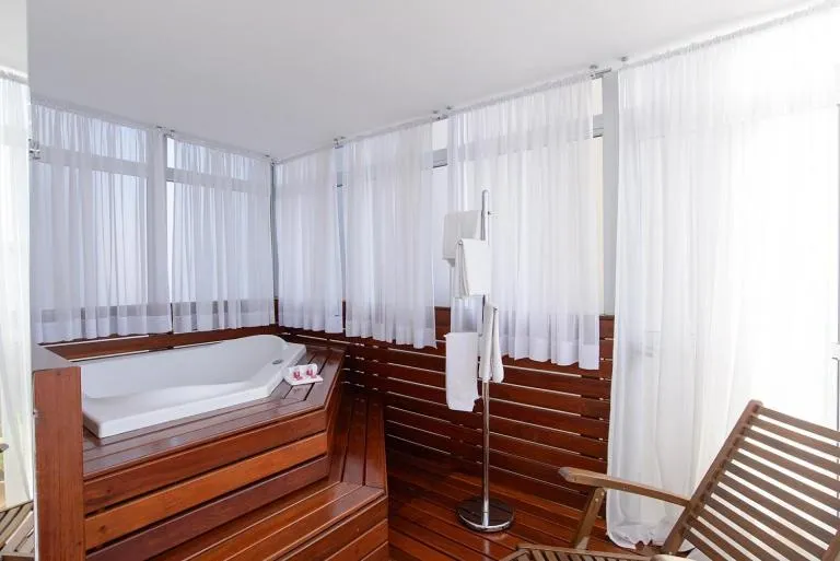 Hot Tub, Bed in Faro Hotel São José dos Campos