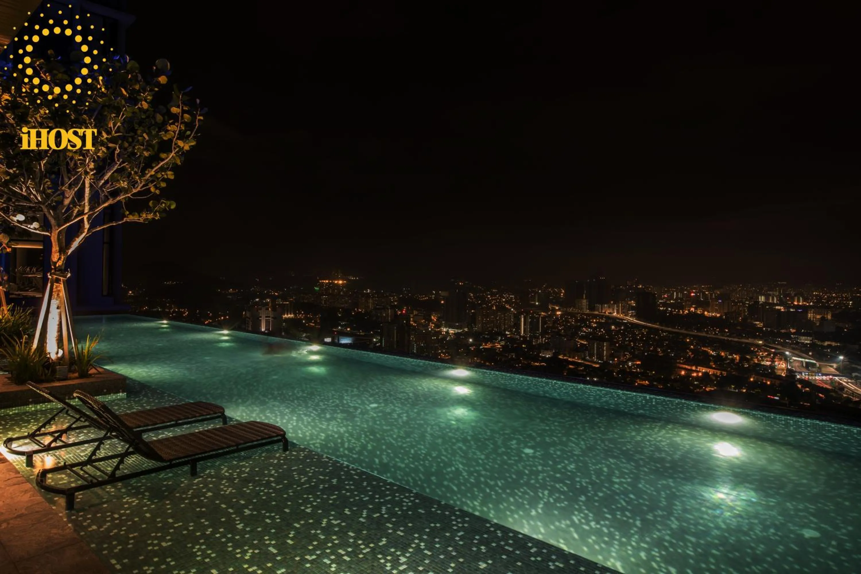 Swimming pool in Expressionz 48th floor Sky Pool