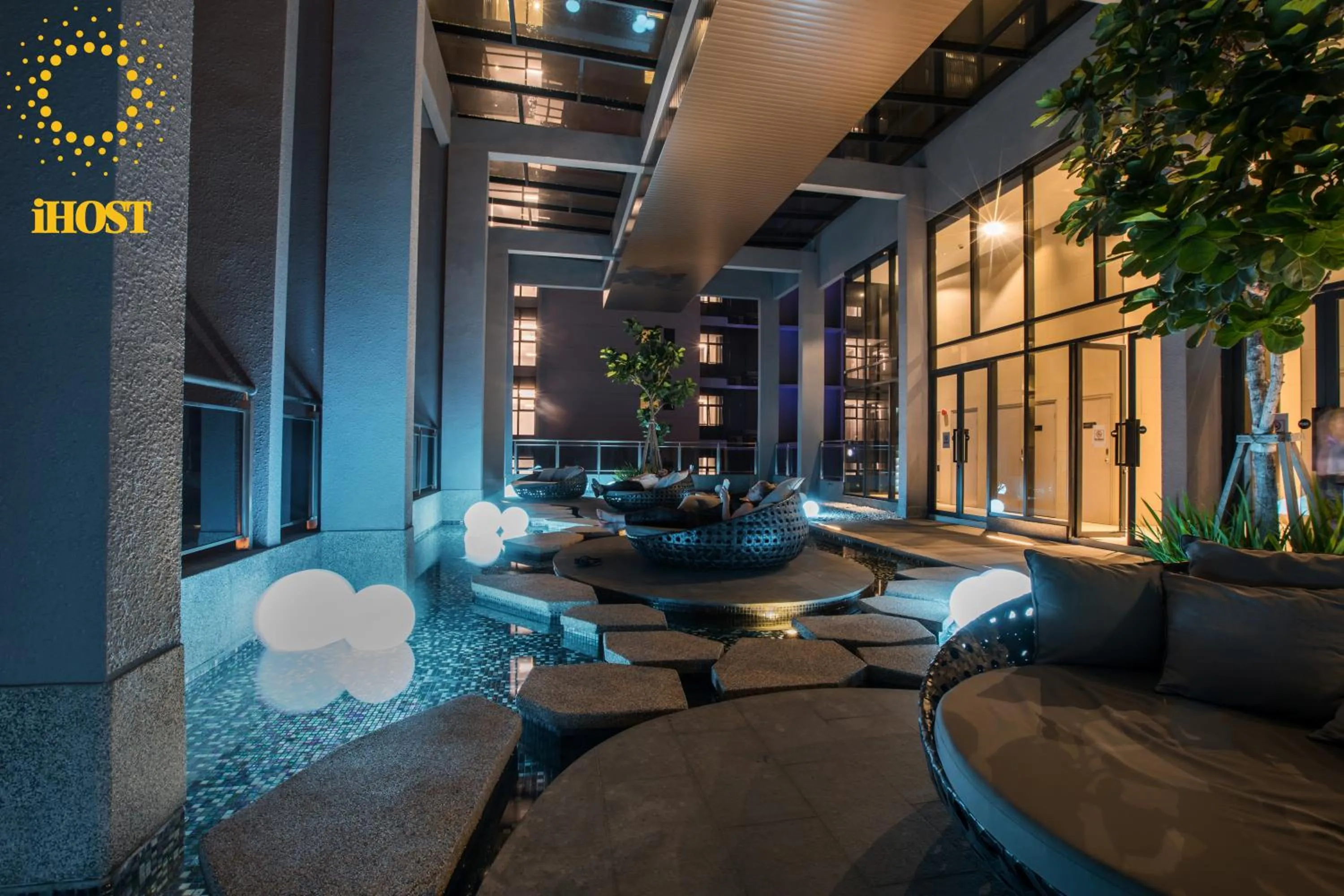 Business facilities in Expressionz 48th floor Sky Pool