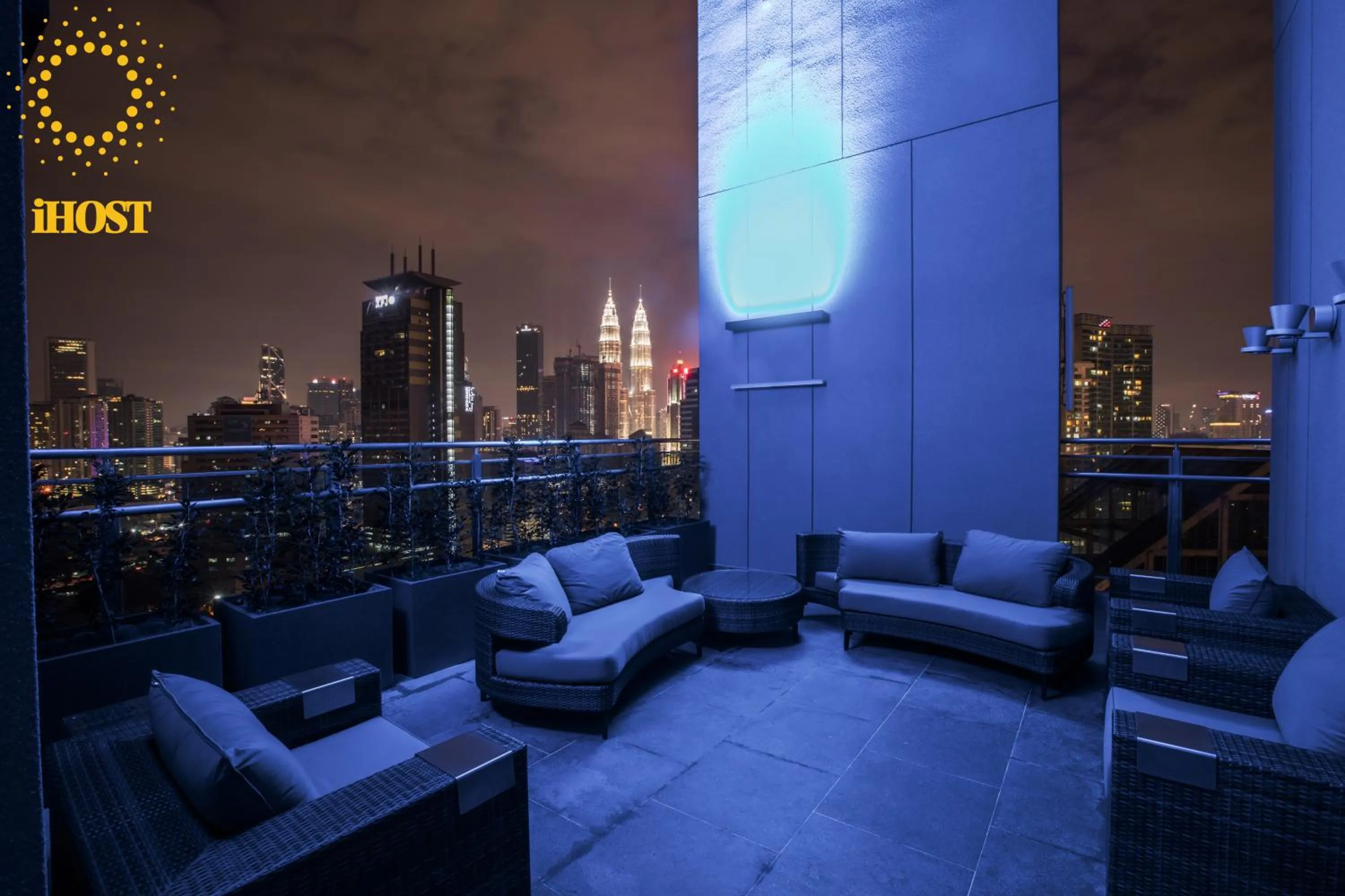 Evening entertainment in Expressionz 48th floor Sky Pool