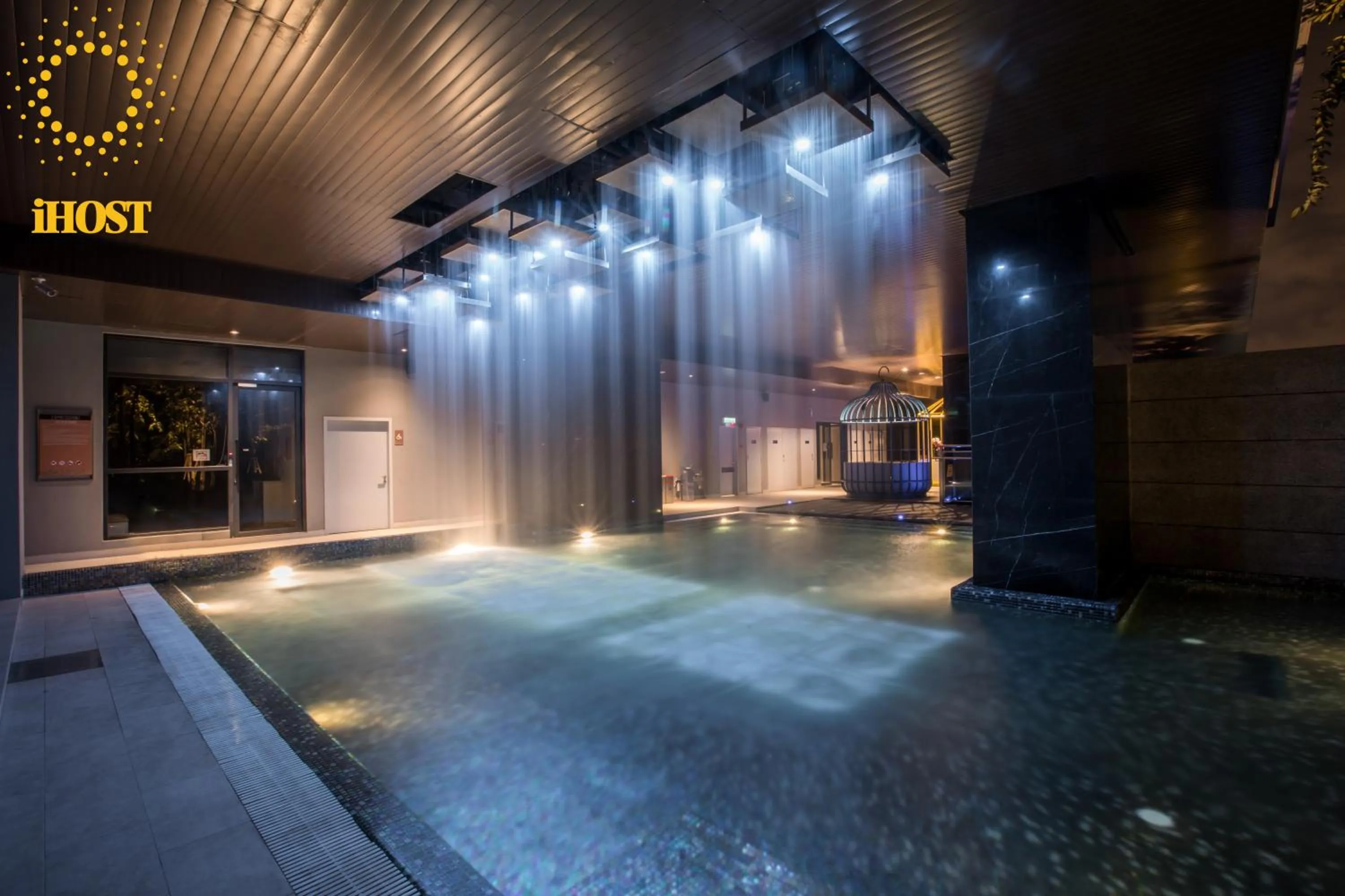 Swimming pool in Expressionz 48th floor Sky Pool