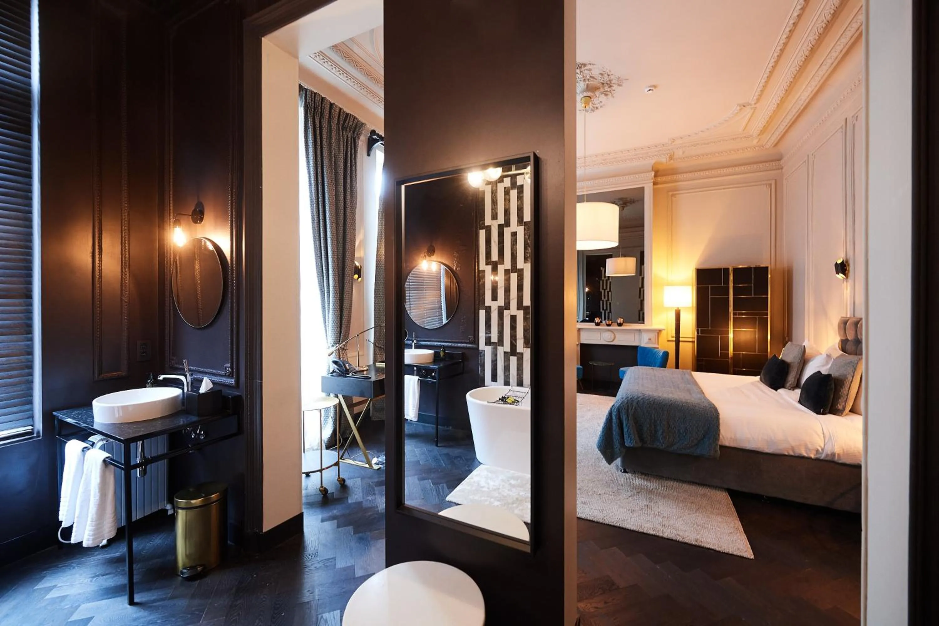 Bathroom, Bed in Harmon House - Hotel & Spa