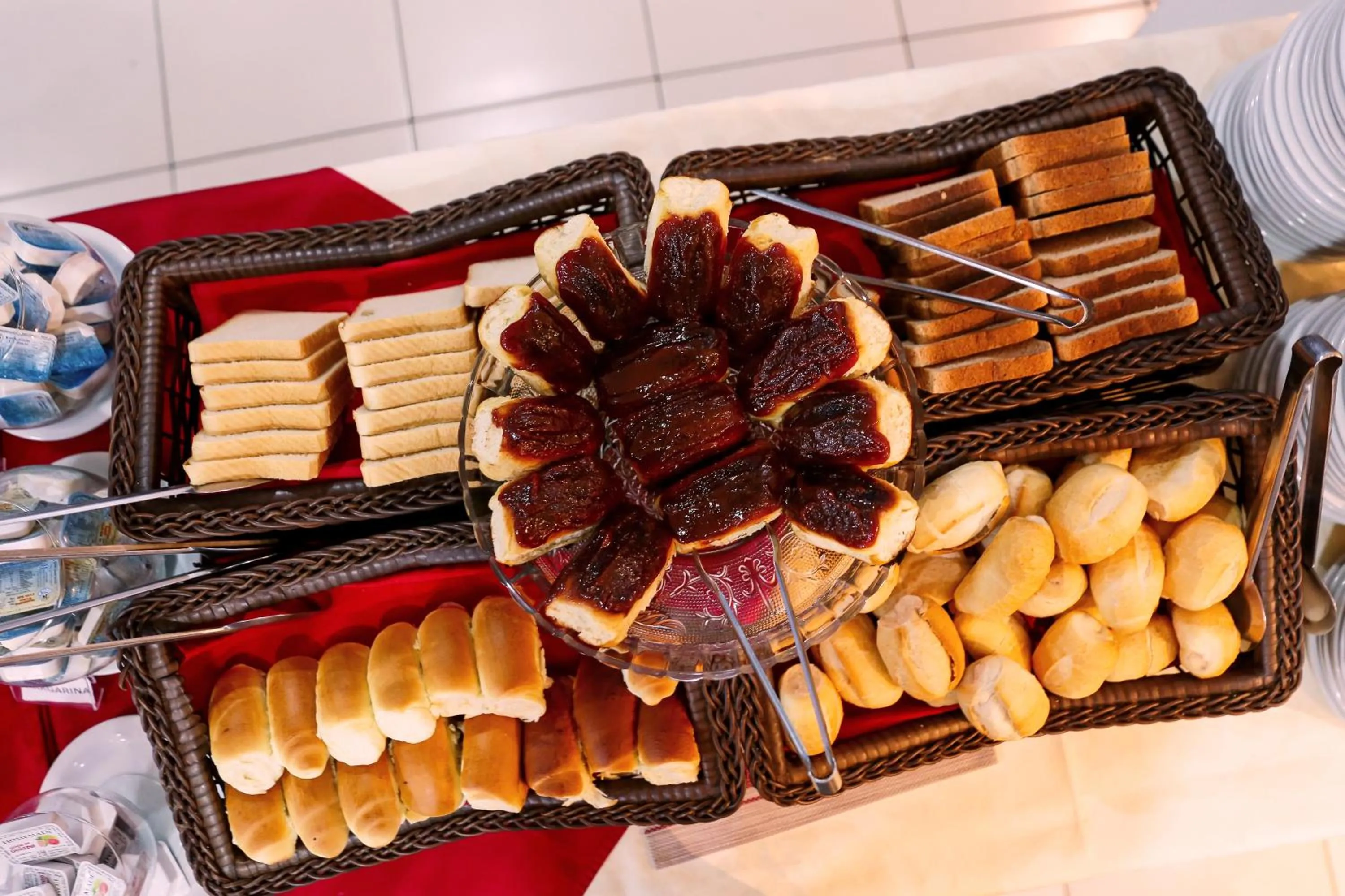 Restaurant/places to eat in Polo Hotel