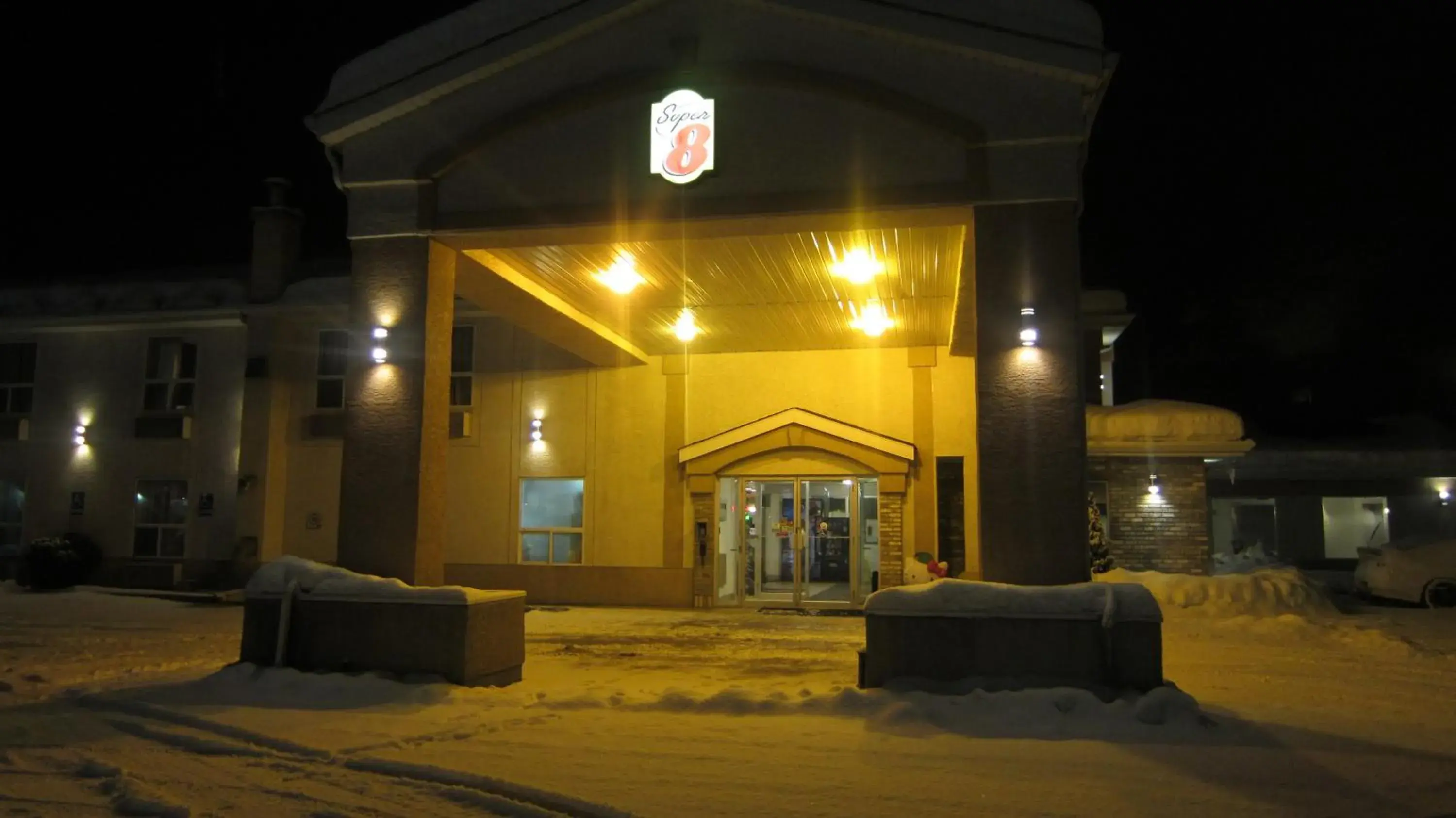 Facade/entrance in Super 8 by Wyndham Revelstoke BC Facade/entrance in Super 8 by Wyndham Revelstoke BC