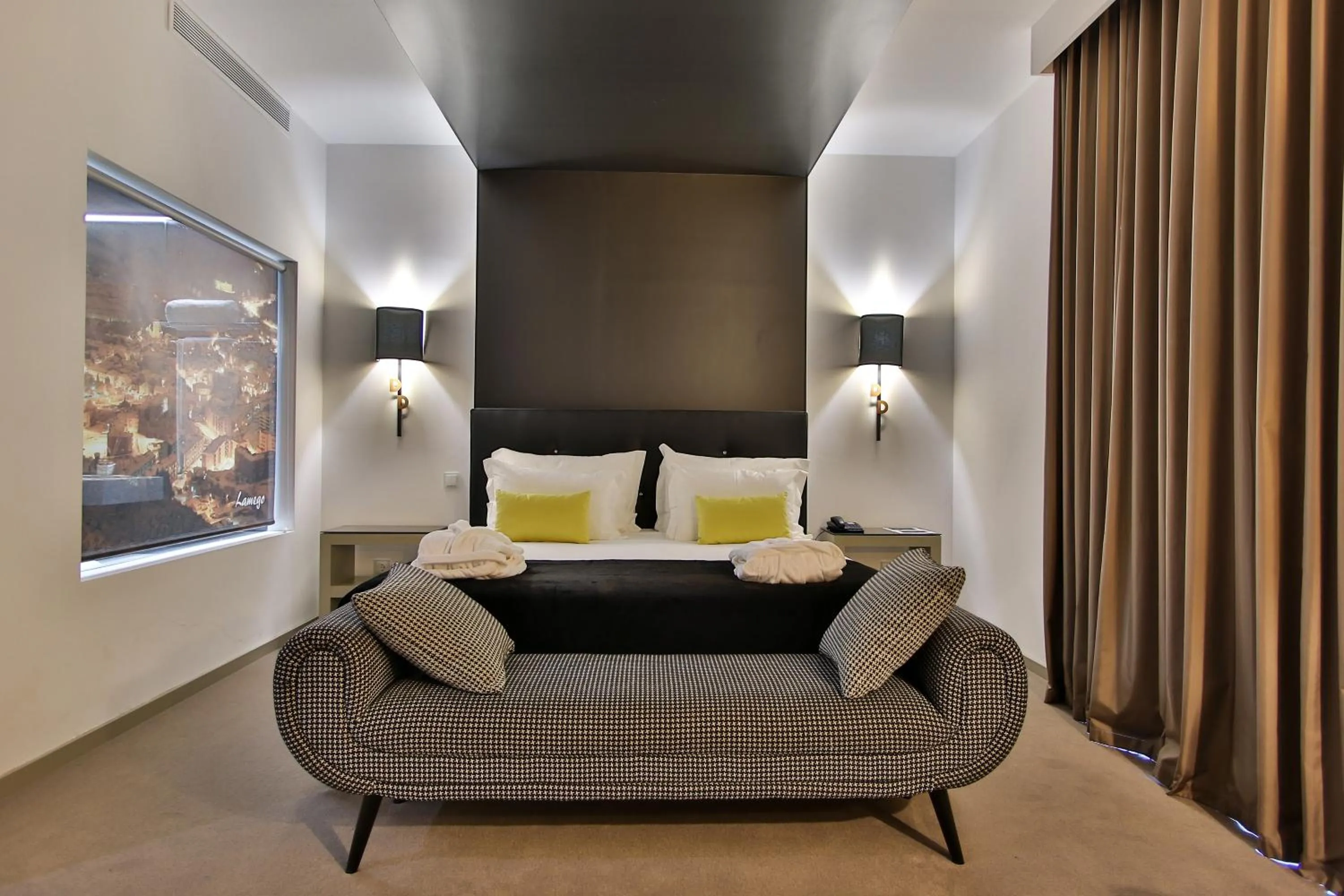 Photo of the whole room, Bed in Delfim Douro Hotel