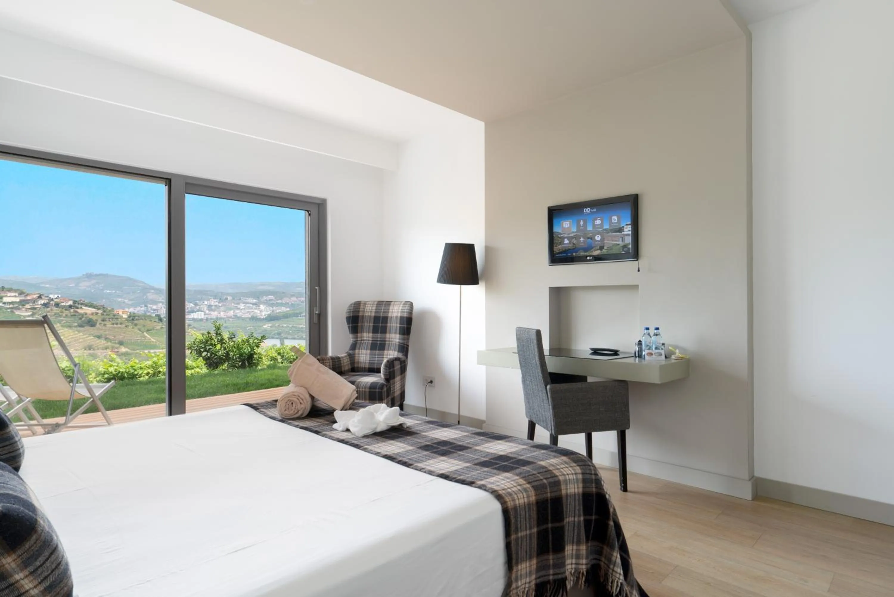 Bed in Delfim Douro Hotel