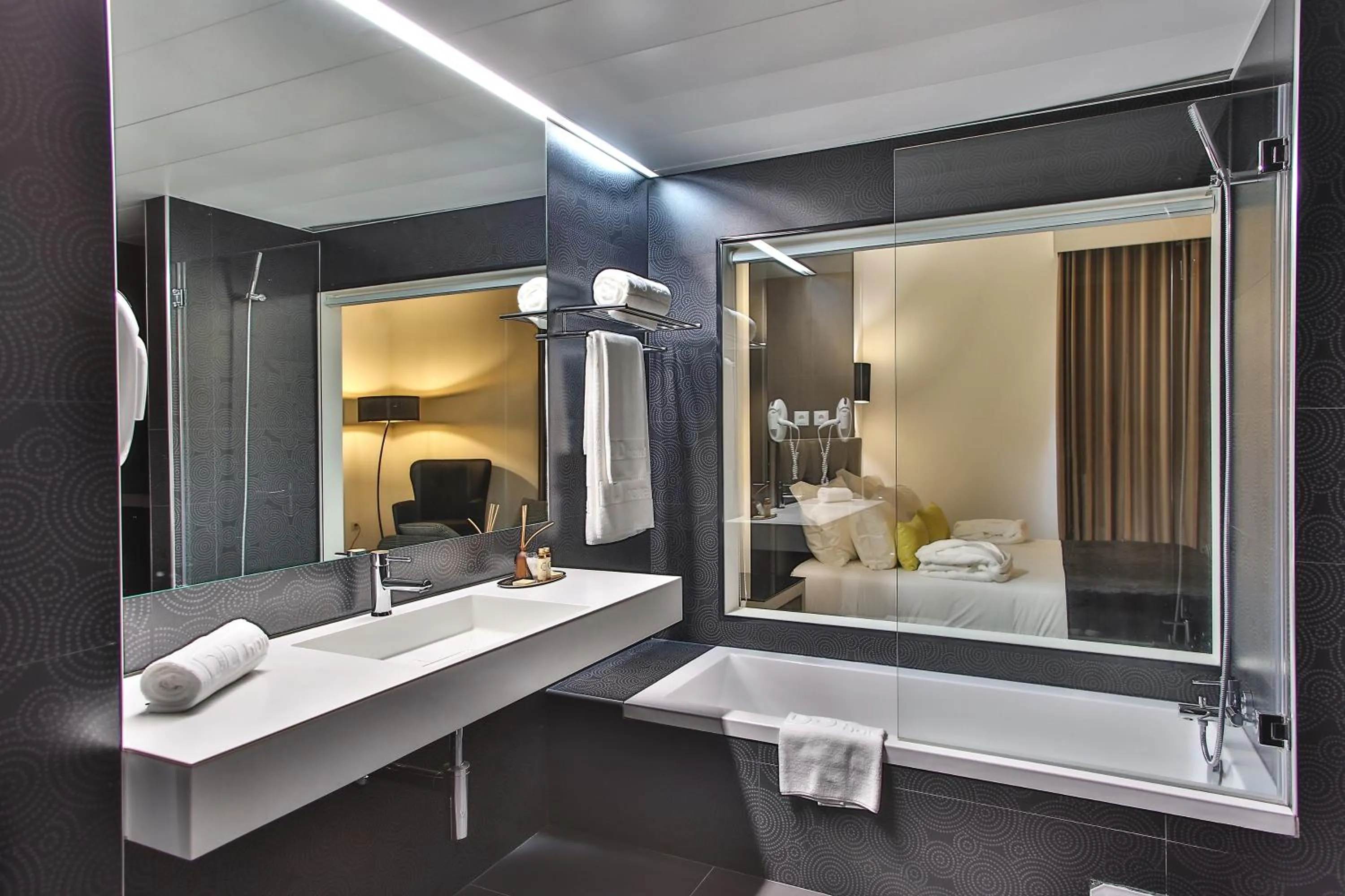 Bathroom, Bed in Delfim Douro Hotel