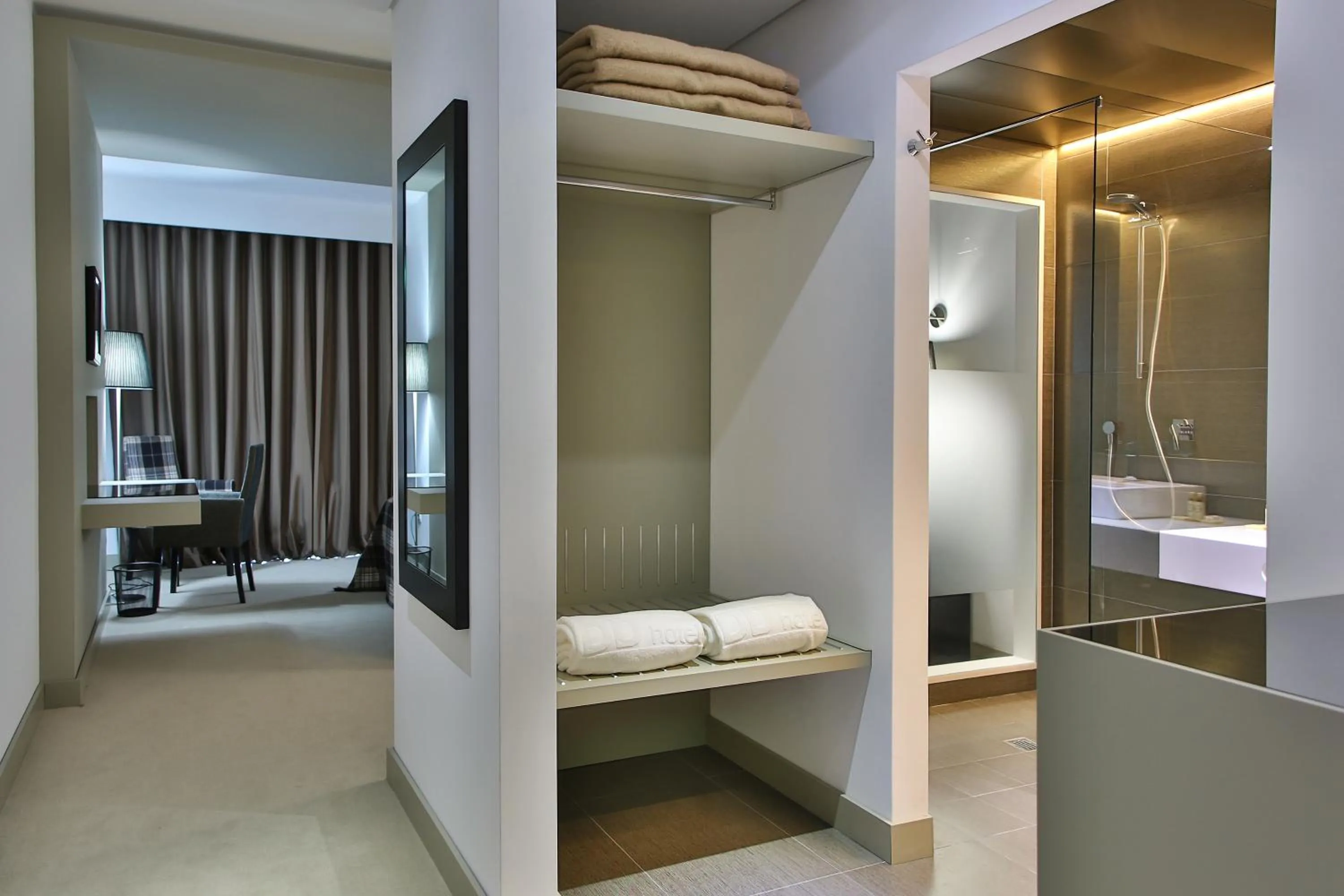 Bathroom, Bed in Delfim Douro Hotel