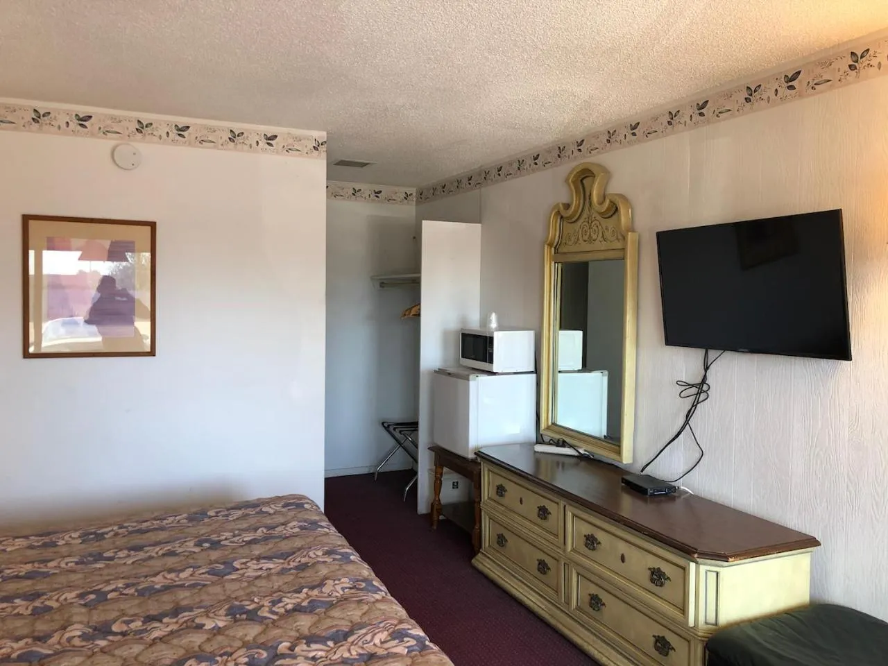 Bed in Ambassy Motel