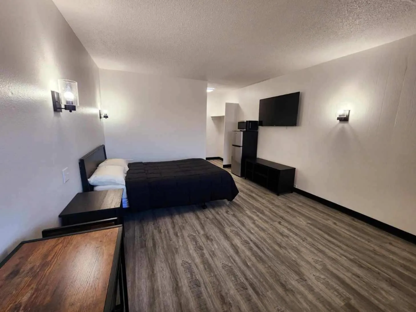 Photo of the whole room, Bed in Ambassy Motel