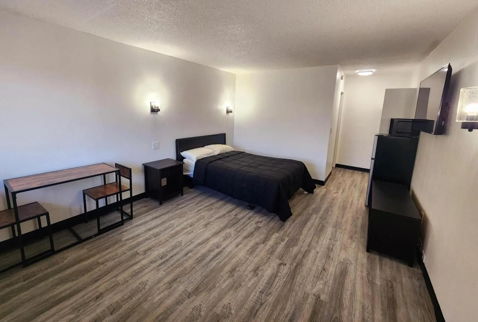 Photo of the whole room, Bed in Ambassy Motel