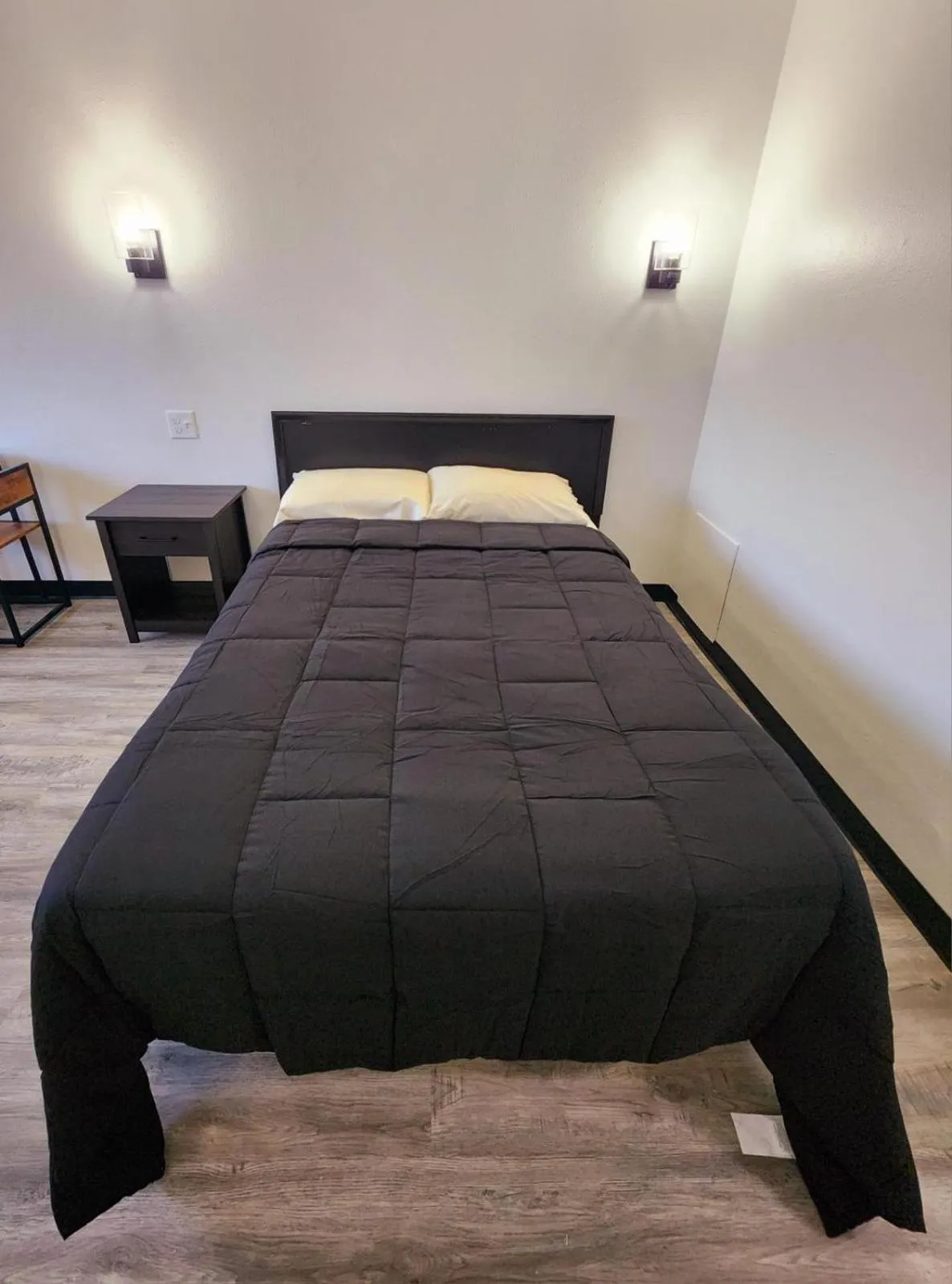 Bed in Ambassy Motel