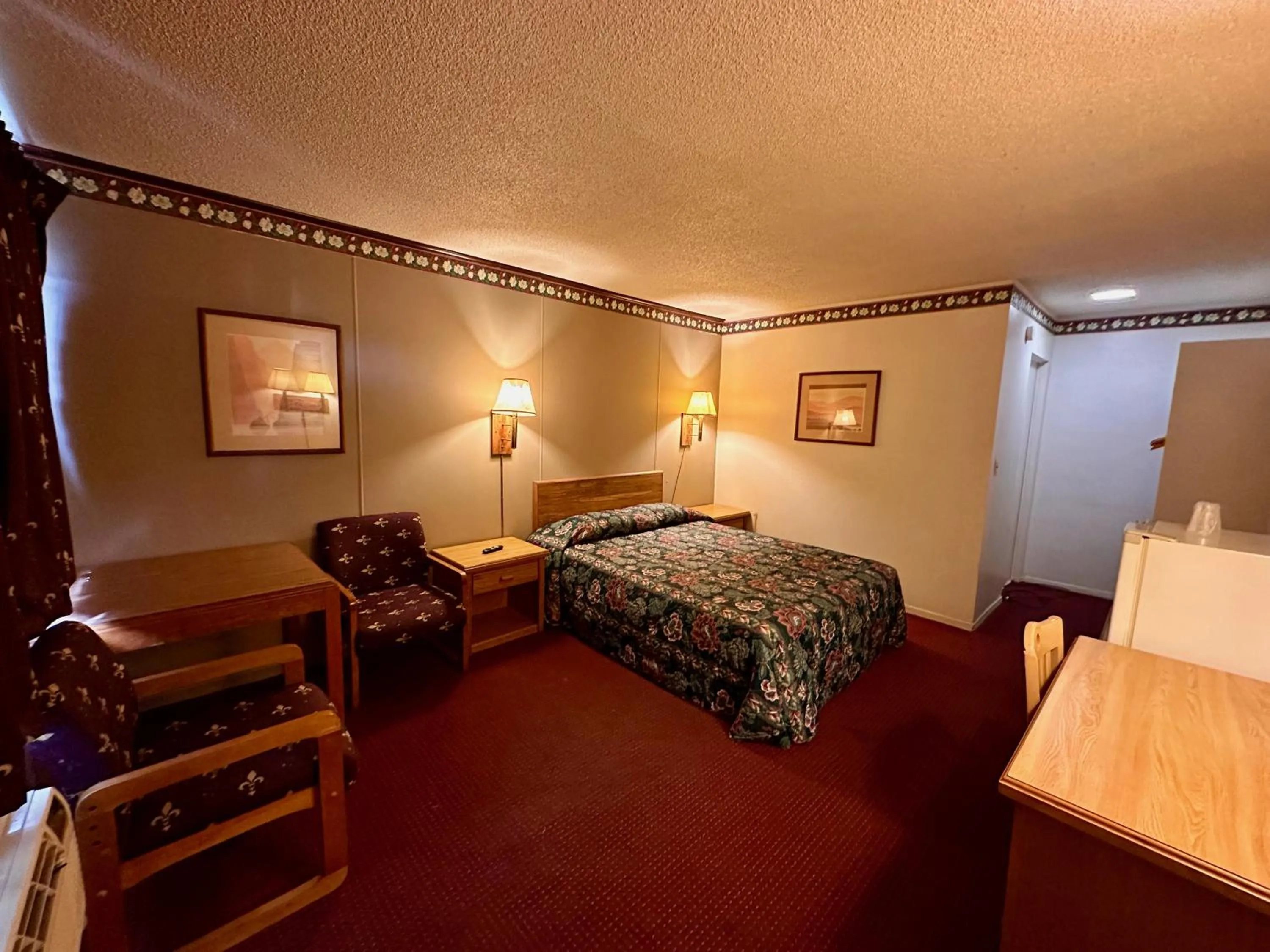 Bed in Ambassy Motel