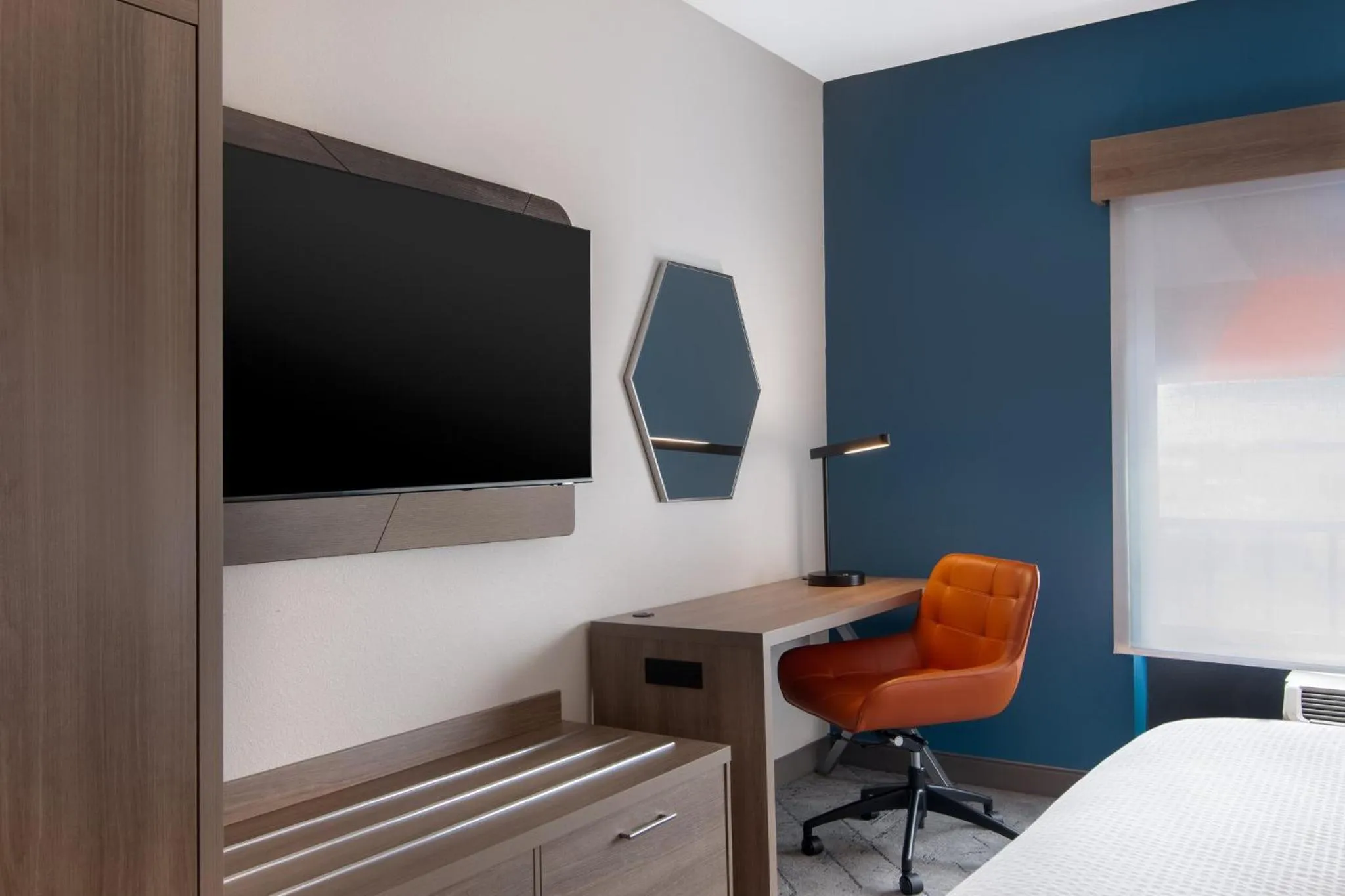 Photo of the whole room, Bed in Holiday Inn Express Hotel & Suites Prattville South by IHG