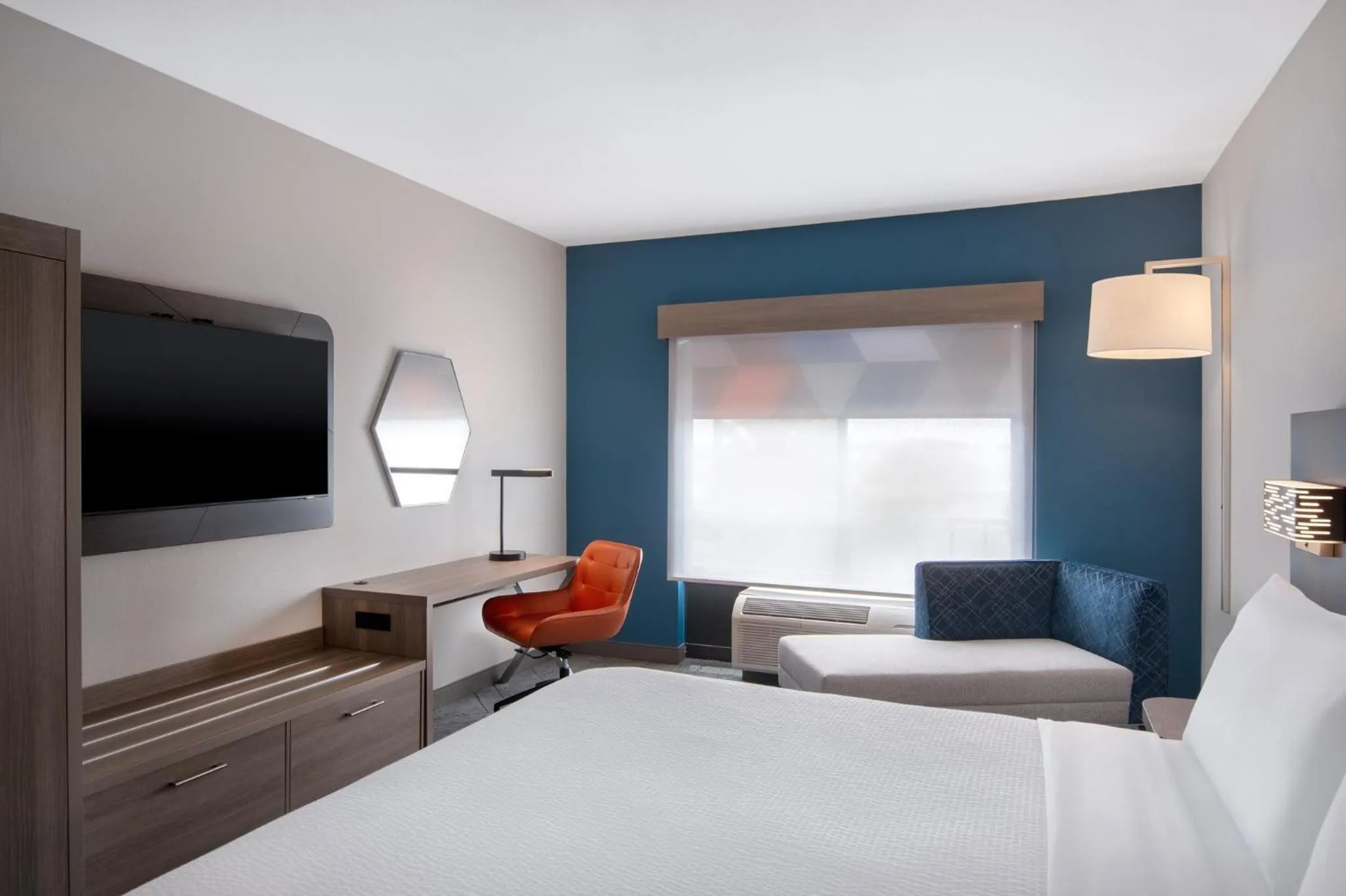 Photo of the whole room, Bed in Holiday Inn Express Hotel & Suites Prattville South by IHG