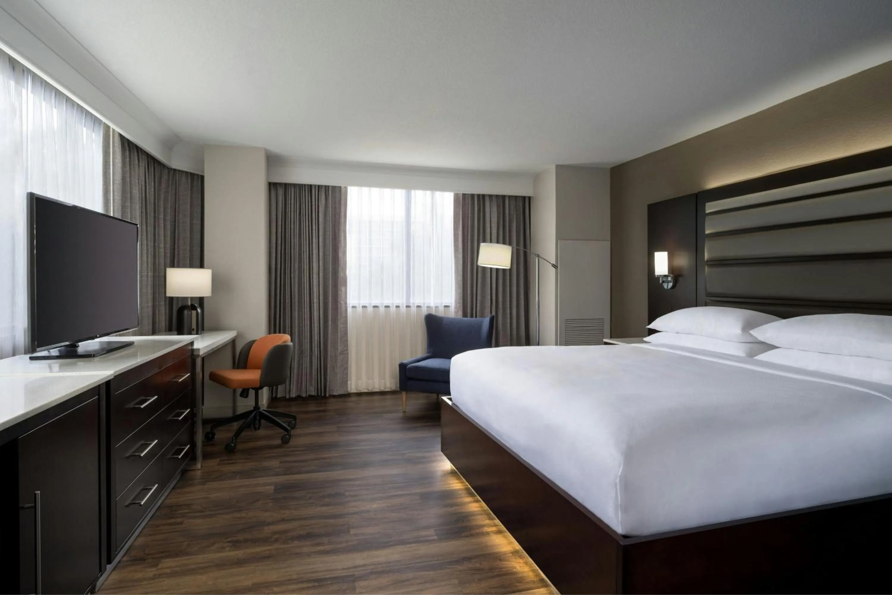 Photo of the whole room, Bed in Delta Hotels by Marriott Jacksonville Deerwood