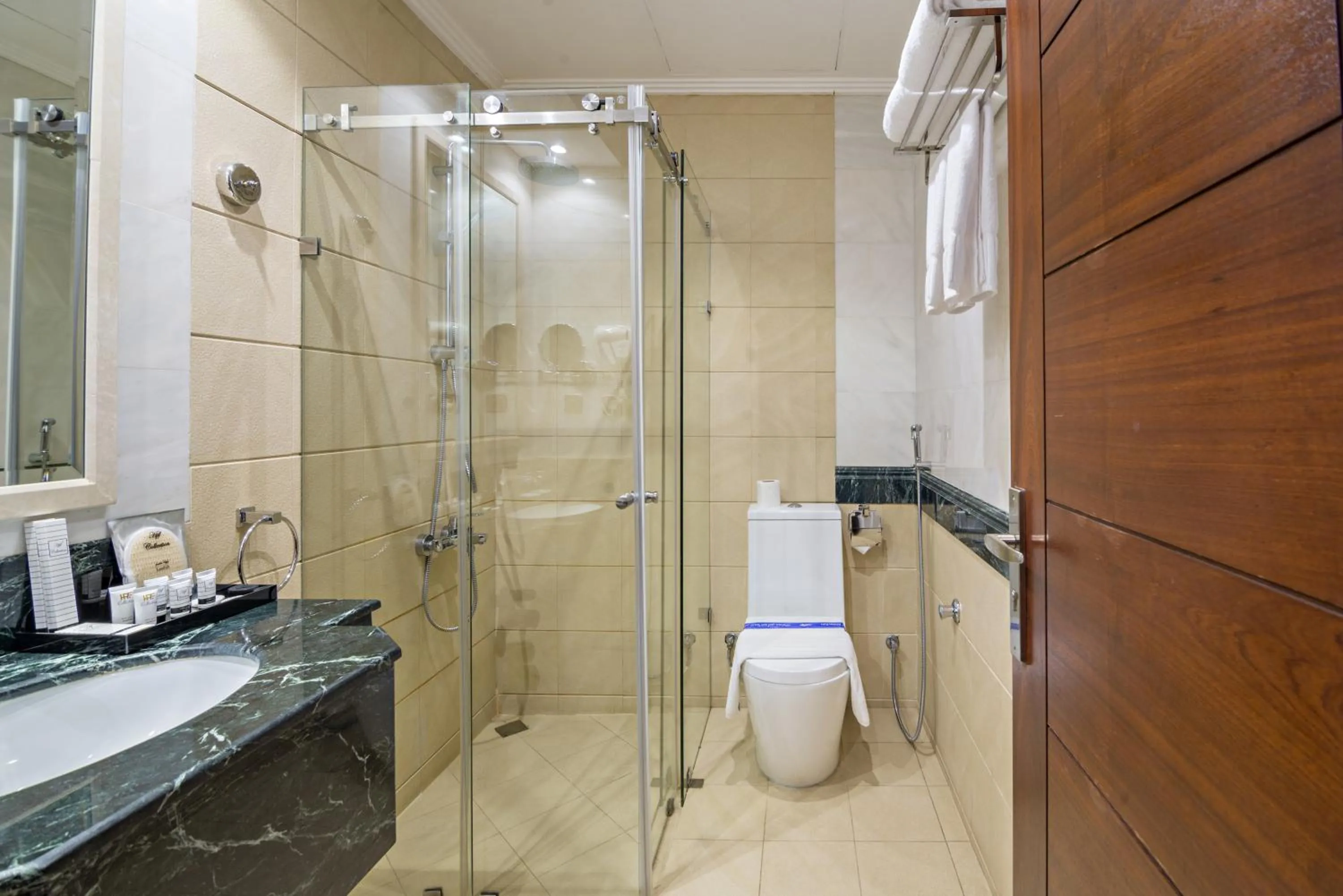Shower in Jiwar Almasi Hotel