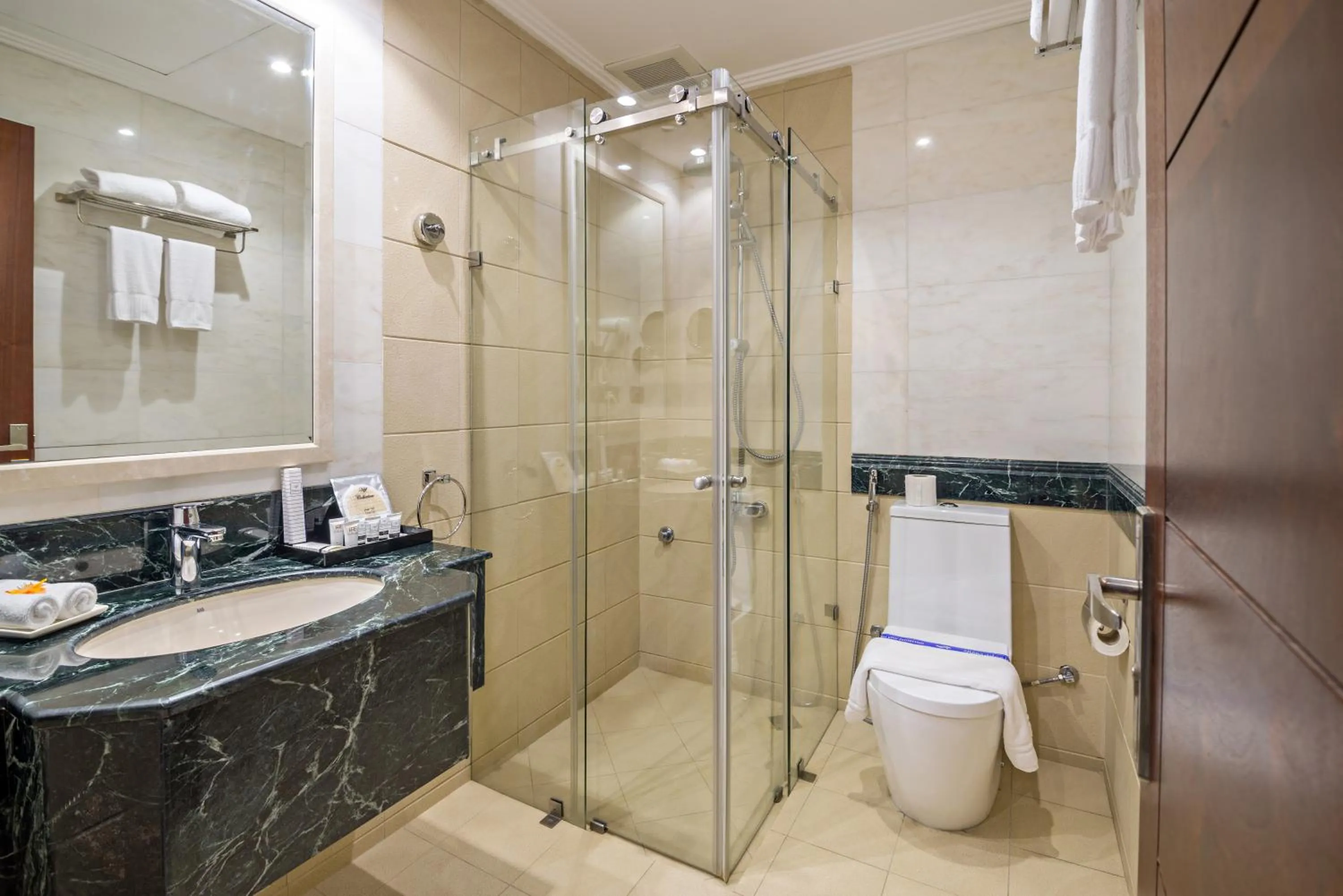 Shower in Jiwar Almasi Hotel