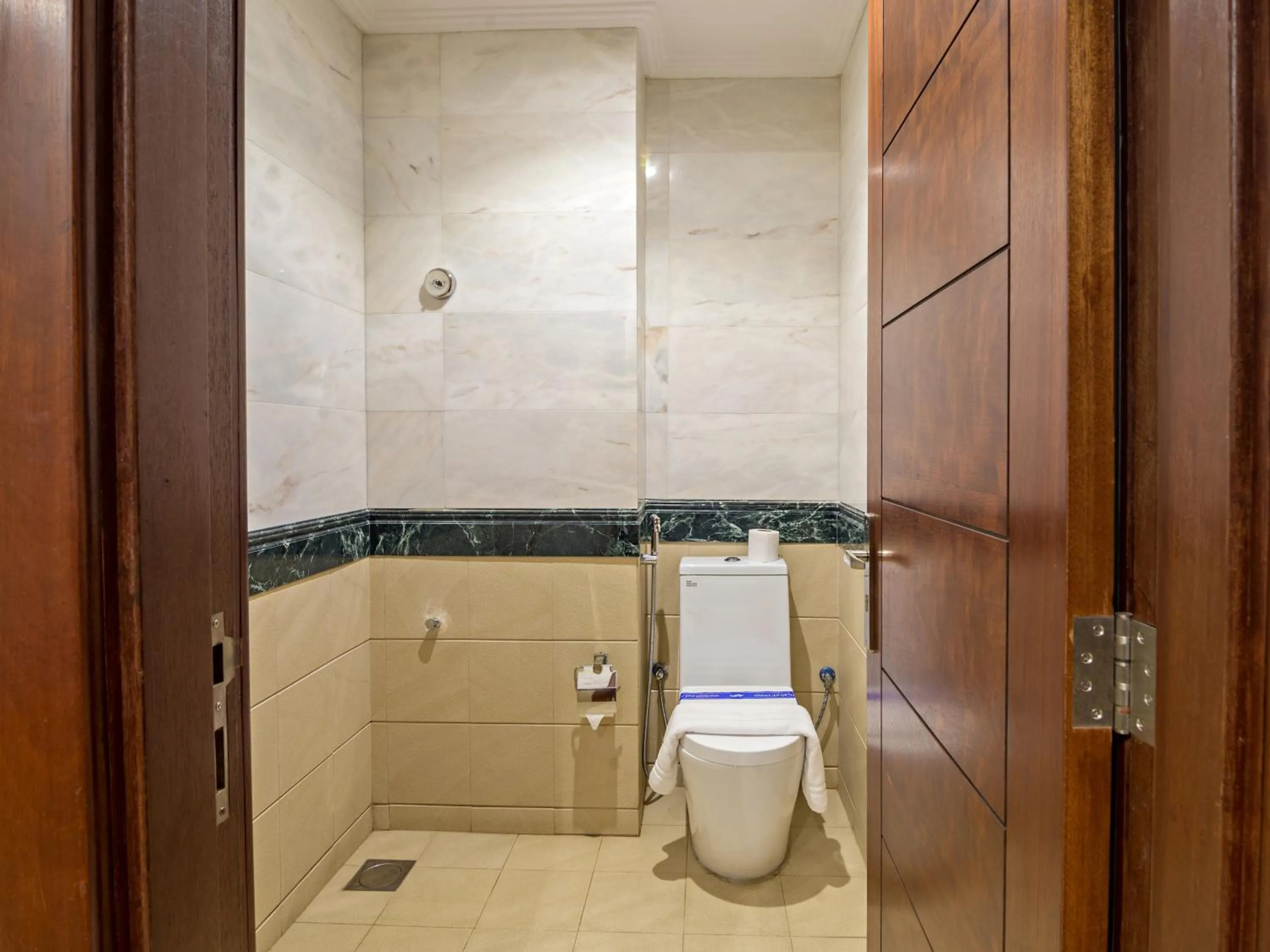 Toilet in Jiwar Almasi Hotel