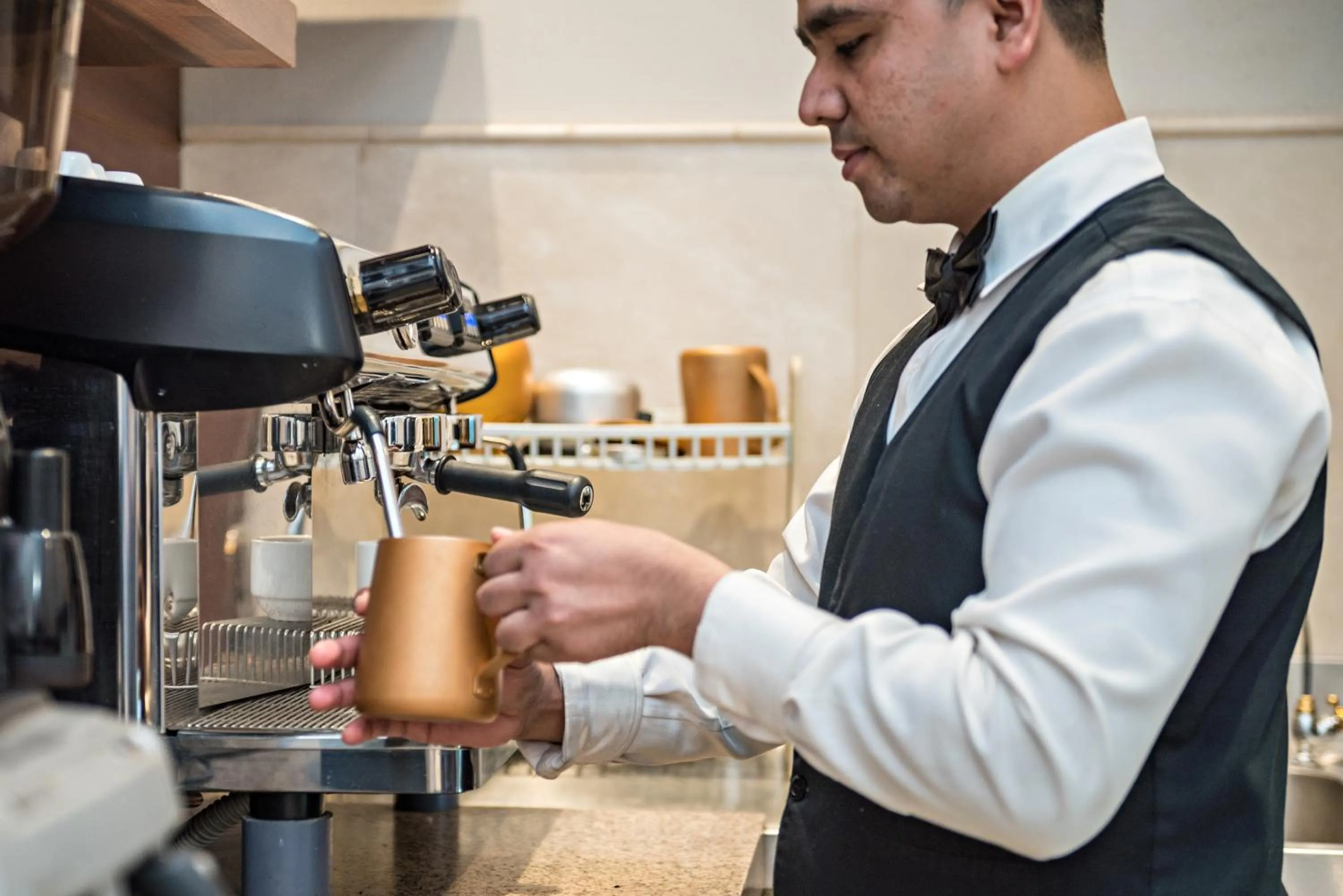 Restaurant/places to eat in Jiwar Almasi Hotel