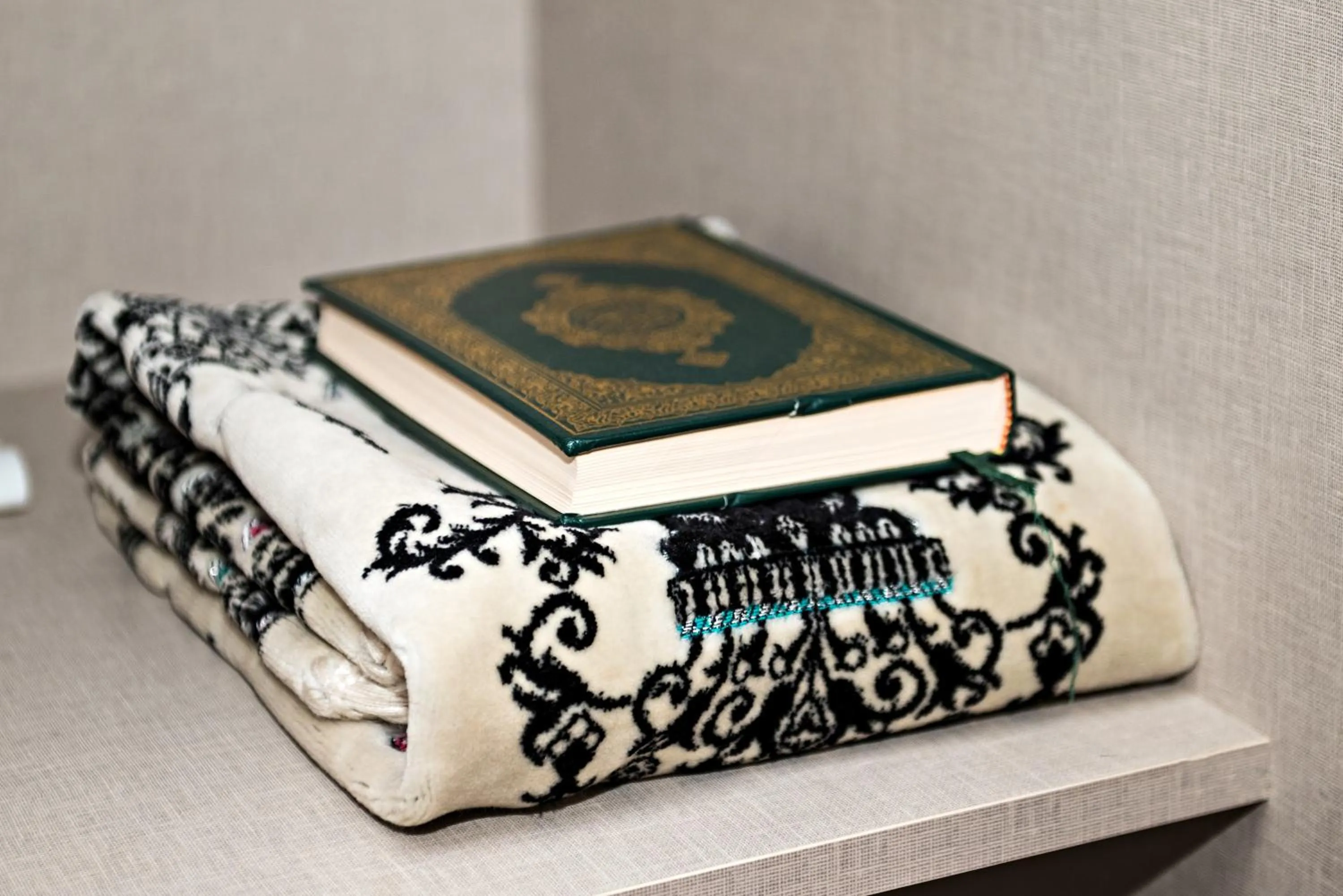 wardrobe in Jiwar Almasi Hotel